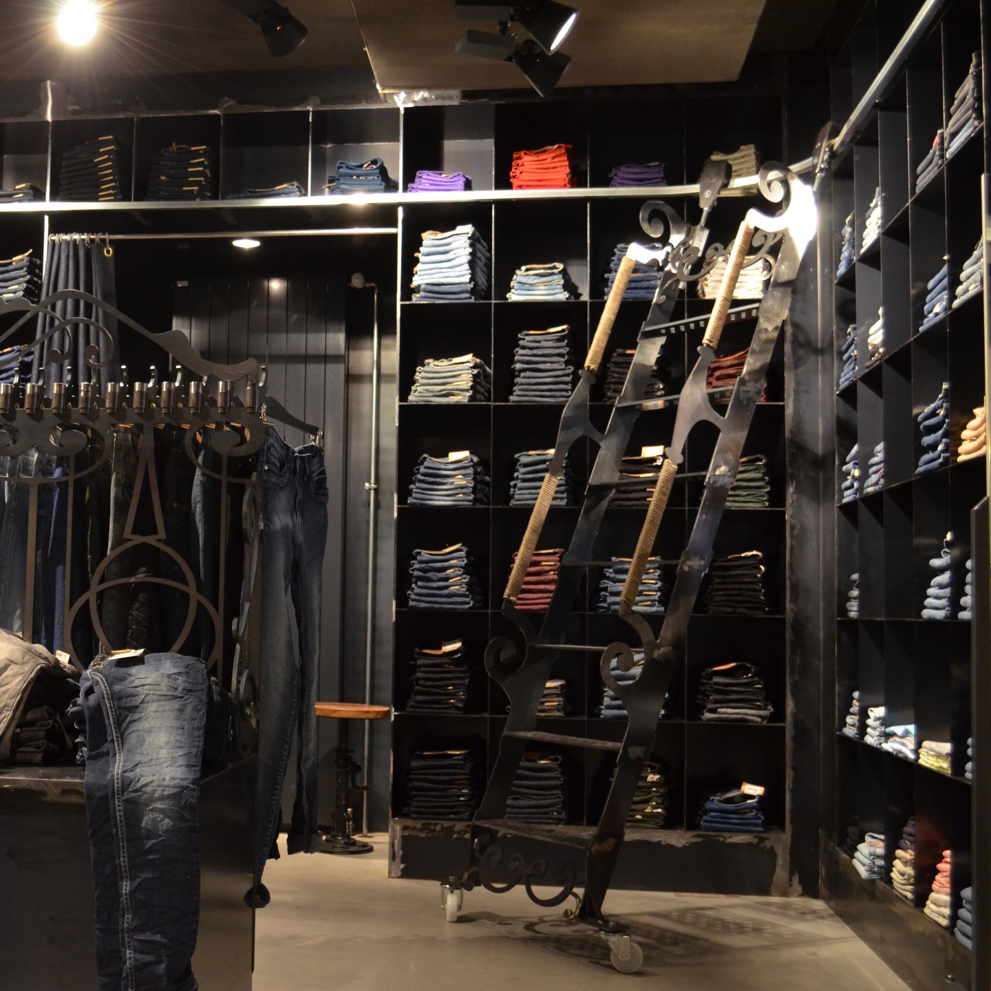 LADENBAU www.kyriles.ch #ladenbau #shopfitting #solothurn #kunsthandwerk #metalart #design #handcraft #custom #industrialdesign #unikat #vintagedecor #homedecor #unique #deko #innenarchitektur #inneneinrichtung #customdesign #schönerwohnen #wohnaccessoires #architecture #architektur #unikat #interior #weld