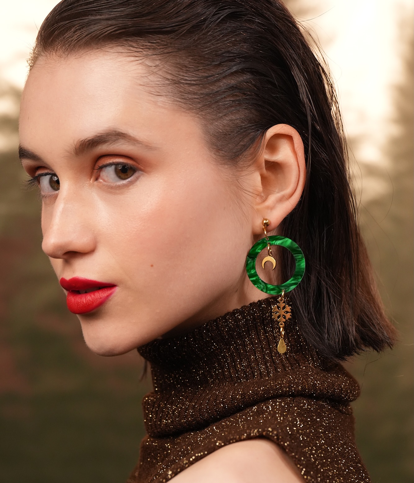 Hemos vuelto y seguimos con la colección navideña ✨
Estos pendientes son taaaan elegantes que os los vais a poner todas las fiestas.
Equipo:
Foto @garcifoto
Retoque @nsretouching
MUAH @evaq_mua
Modelo @dianuchan
Complementos @missbowin