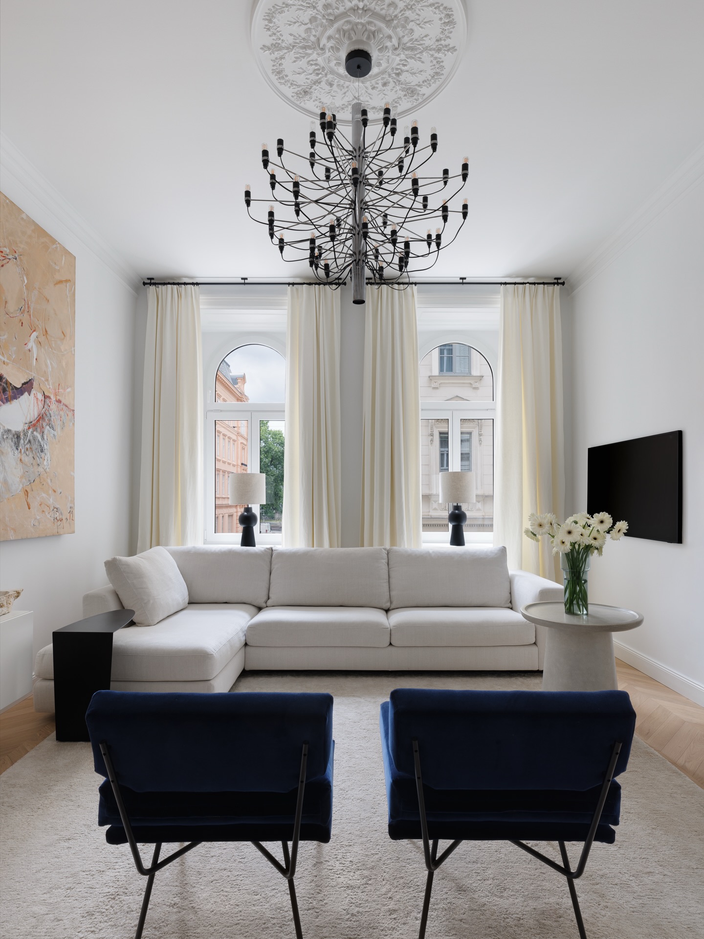 Designed for an art gallery owner, this Vienna apartment preserves the charm of its historic architecture: high ceilings, moldings, and parquet floors, while incorporating intentional modern touches.
Artworks take center stage against crisp white walls, highlighted by contemporary furnishings and carefully curated accents. Every element, from bespoke carpentry to lighting and textiles, create a refined, gallery-inspired home.
📸 photography by @maxvdn
www.sfdesigninteriors.com
📩office@sfdesign.at
📍Bösendorferstrasse 4, Vienna
#interiordesignvienna #interiordesignwien #interiordesign