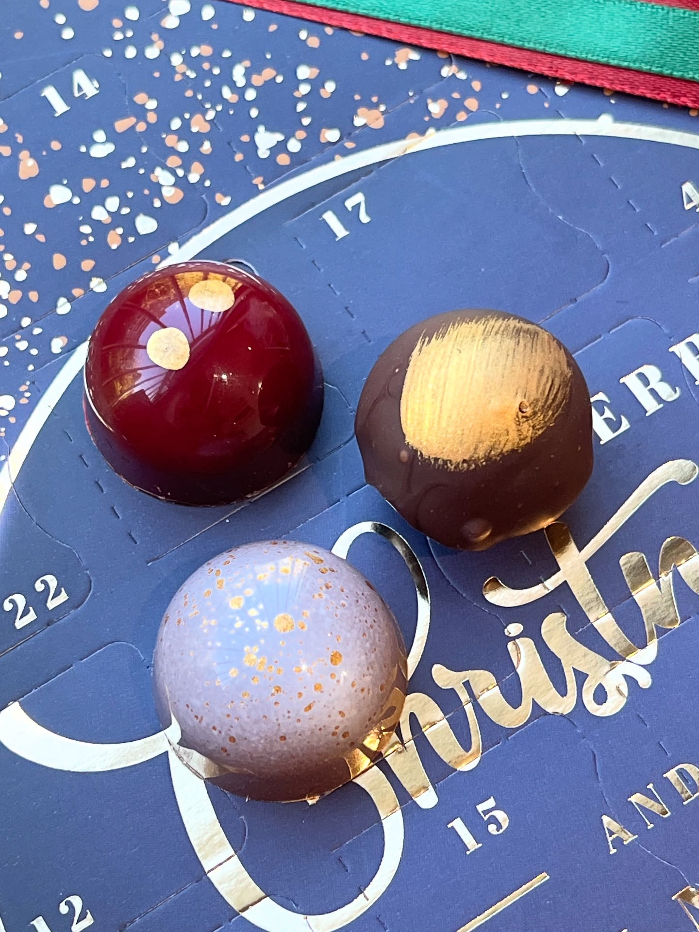 Still need your Christmas Advent Calendar? 🎄
Azura’s 12 Flavour Advent Calendar will be available this weekend at the following events:
📍 Saturday, 6th December @dukeofyorksquare
⏰ 10am–4pm
📍 Sunday, 7th December @allypallyfm
⏰ 10am–3pm
Stop by to pick up your order, browse our single-origin bean-to-bar chocolate bars, or craft a personalised Christmas gift box filled with your favourites. ✨🍫
#artisanmadechocolates #adventcalendar #finechocolate
#christmasgiftideas #finefood
#chocolatelovers #edibleart #handmade #handcraftedchocolate #darkchocolatelovers
#artisan #artisanchocolates #foodieslondon #veganoptions #beantobarchocolate #craftchocolate #londonfoodie #londonchristmasmarkets