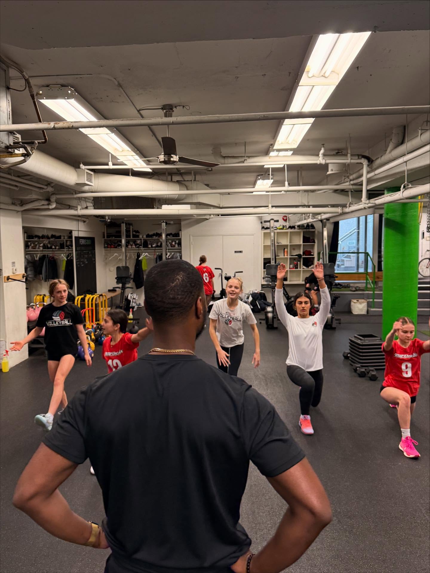 Every week, 41SIX athletes show up ready to put in the work at Monday Fitness. Today they took it up a level and crushed their Combine Test🎉 From speed to strength to stamina, they pushed, they measured, and they proved just how hard they’ve been training. 🏃🏽💨
We are so proud of their effort and their growth!
This is how champions are built.
Thank you to Nsuani and his coaching team @ferris360 for leading our athletes each and every week. 💪🏽‼️