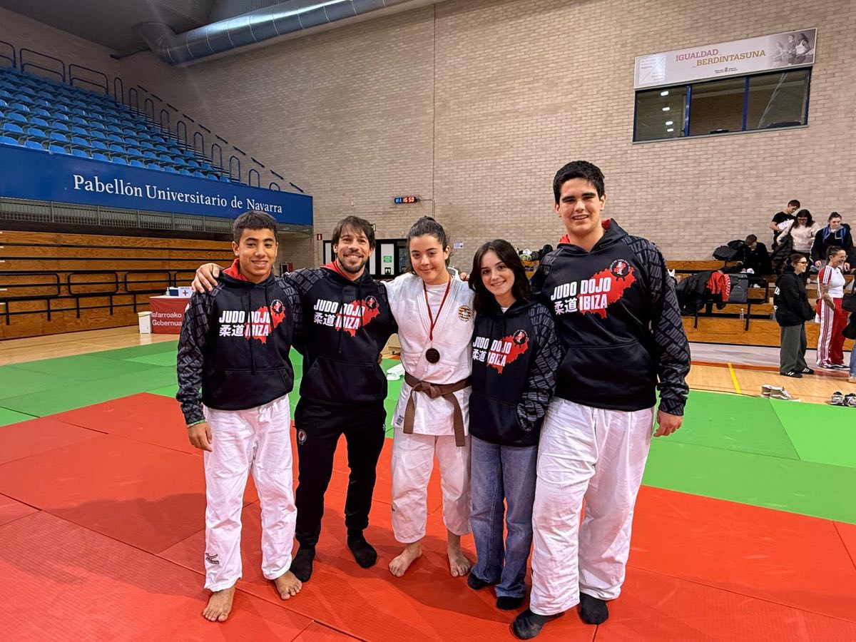 Intenso fin de semana para el club
Por un lado un equipo cadete ha competido en la Supercopa de España en Pamplona. Tanit, en -48kg disputo un gran combate en el que perdio por un yuko y se quedo sin opcion de repesca. Lo mismo que Mohamed Ali -66kg, que perdio tambien el primer combate. Buena actitud los dos y demostrando estar haciendo las cosas bien.Con algo mas de experiencia las medallas llegaran!
Toni Fernández consiguio un 🥉 en +90 en un peso muy difícil con una liga muy Igualada. Acabo lesionado y esperamos un pronta recuperacion! 💪🏼
Nuestra “veterana” Adriana, en si primera competicion en un nuevo peso, -70kg, logro un 🥉 muy trabajado. Gano en primera ronda y cayo en el segundo combate. En respesca consiguio ganar sus combates para meterse en la lucha por el bronce que finalmente consiguio. Enhorabuena a los 4!!
Por otro lado, Fanny, Alex y “Dima” se desplazaron a Segovia para participar en el Campeonato de España de veteranos. Fanny en -78 F1 y Alex -73 M3, en su primera participacion en esta competicion, lograron un 🥉 y un 5º puesto respectivamente. Mucho merito el de los dos que han demostrado estar entrenando mucho y muy bien. Llegaran mejores resultados con esta actitud. Dmytro por su parte consiguio una medalla mas, esta vez 🥈 en un gran campeonato!!
No podemos olvidarnos de Rodrigo, que participo como arbitro en la Supercopa de España de Pamplona
No podemos estar mas orgullosos de nuestro equipo!! Enhorabuena a tod@s! Seguimos creciendo y mejorando dia a dia
@catiana_fuster_eivissa
@ajeivissa
@consell_eivissa
@diario_de_ibiza
@noudiari.es
@periodicoibiza