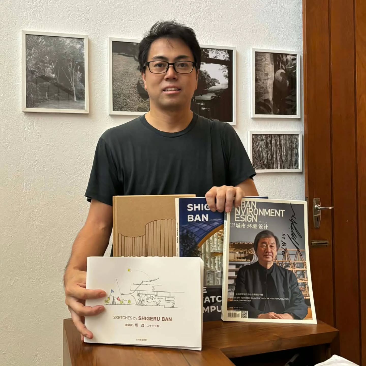 \スリランカ🇱🇰のサイクロン災害に心が打ちひしがれていた。だけど歩みは止めてはいけないのだ/
サイクロン「ディトワ(Ditwah)」によって洪水や河川の氾濫、地滑りなどの災害が発生し、甚大な被害が生じているスリランカ。連日日本でも報道されたり、SNSで流れてきたりするニュースに心が痛くなる。。。
そんなときにコロンボ在住で、スリランカのアーユルヴェーダを日本に広める活動をされているエクセレンディップ・アーユルヴェーダの
@exserendib_ayurveda
渡邊泰眞さんから突然連絡があった。
「このタイミングでなんだろう?」と思ったが、なんとArchitecture Book Bridgeの活動で建築家の坂茂さんから寄付していただいた本をコロンボ市内にある本のドロップオフポイントまで届けてくれたのだ😭ありがとうございます🙏🙏🙏
「そうだ!彼がスリランカへ戻るときに本を届けてもらえるように託していたのたんだ!」と思い出した🙌
坂さんは震災や洪水などの世界中の被災地で建築という分野において支援を行う数少ない建築家である。彼の作品集の本をこのタイミングでスリランカ🇱🇰へ届けてもらったのは感謝しかない。
将来、これらの本を読んだスリランカの建築学生の中から坂さんのように災害や復興支援を行っていく建築家が育っていくことを願う🙏
今回の災害に心を打ちひしがれていたが、これまで行なっていた歩みは止めてはいけないのだ!と友人からの連絡で勇気をもらった。
スリランカは山や川や海が豊かな島国であるゆえ、洪水や津波などの自然災害の多い国ともいえます。
Architecture Book Bridgeでは災害支援や復興プロジェクトが掲載されている建築書籍の寄付も受け付けております。
僕までDMなどて直接ご連絡いただくか、
🔽
@abb_srilanka
のプロフィールにあるリンクより寄付や支援の方法をご覧ください🙏🇱🇰
#supportsrilanka
#SriLanka