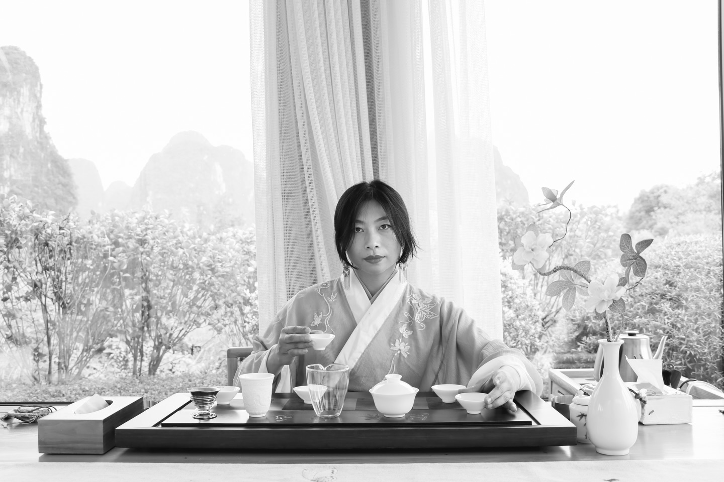 La tradición del té en China, con miles de años de historia, combina sabor, calma y hospitalidad 🪷Prepararlo y compartirlo es un gesto de respeto, y su ceremonia refleja la búsqueda de armonía y equilibrio en la vida cotidiana🌿 @violeta_zheng refleja la elegancia y la conexión cultural de este ritual ancestral, llevando la esencia del té —su equilibrio y misterio— a su propio arte.
#sesiondefotos # elteenchina #fotografia