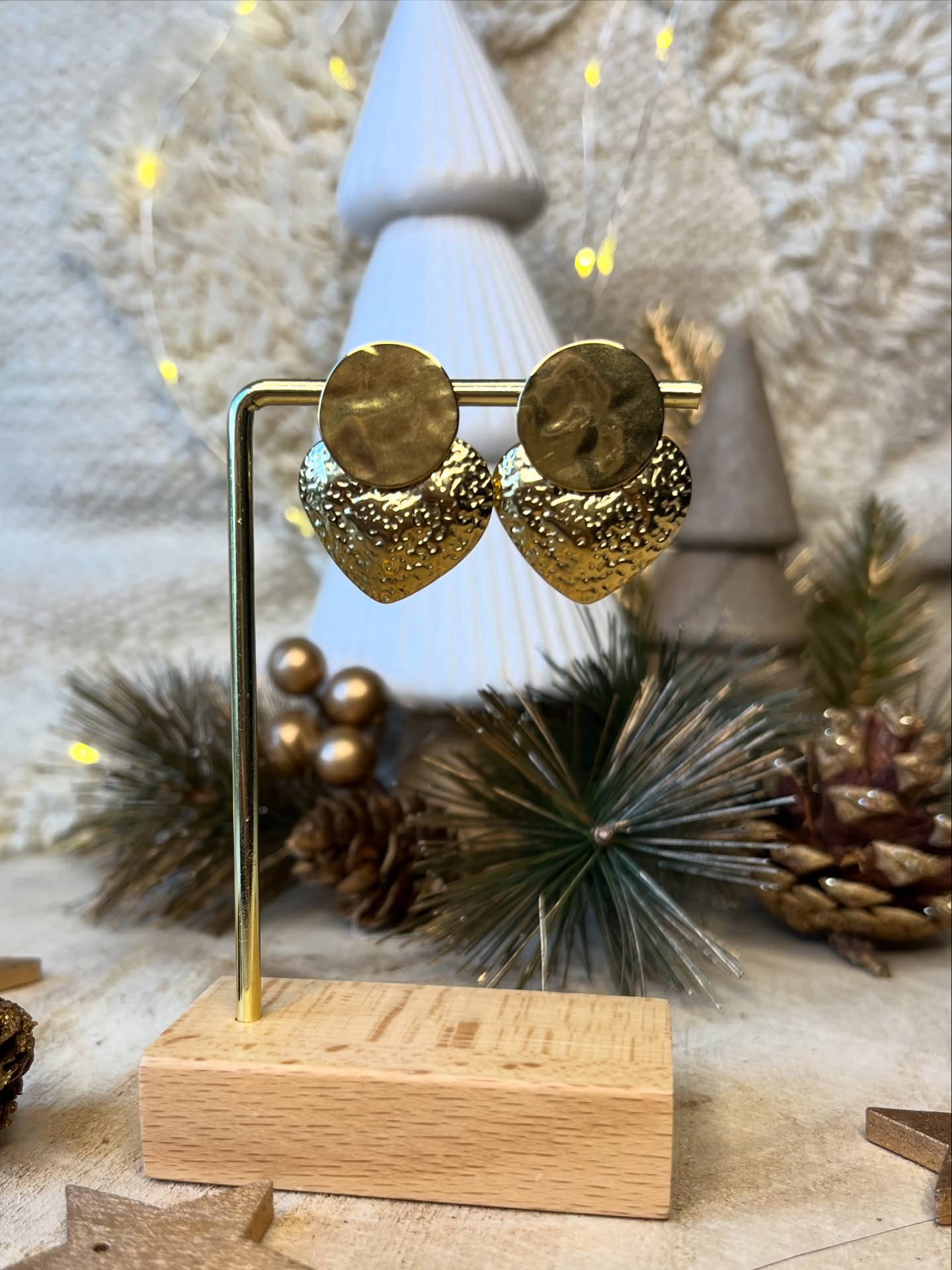 ✨Illuminez vos looks de fêtes avec les boucles GIVRE ✨
Elles sont éclatantes, elles sont brillantes, elles sont festives ! 🥂
🎄J’ai choisi ces jolies boucles pour la collection capsule « Jingle Chic » car elles sont l’accessoire parfait pour par exemple relever un look monochrome !
💛Un disque et un cœur texturés en acier inoxydable
🪩Mini prix, maxi effet
😍Perso je les ai adoptées direct (et même au quotidien)
Si vous êtes charmées, retrouvez-les sur le e-shop 😉 attention mesdames quelques exemplaires restants !
~~~~~~~~~~~~~~~~~
💛MAISON PALOU 1809
✨Boutique en ligne de bijoux fantaisie en acier inoxydable, accessoires tendance et objets cadeaux
📍Vaucluse, Avignon
#Noël #ideescadeaux #bijouxfantaisie