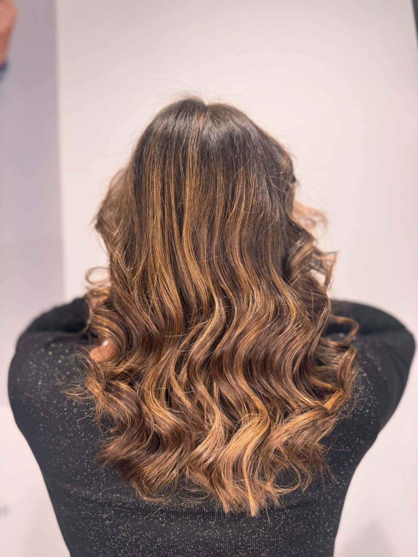 Pour ces fêtes, ose briller comme jamais✨💇🏻♀️
Viens nous rendre visite et donne vie au relooking de tes rêves. ✨
Par: Martha
Ryanhair Massen
#luxembourg #coiffure #balayage #salon