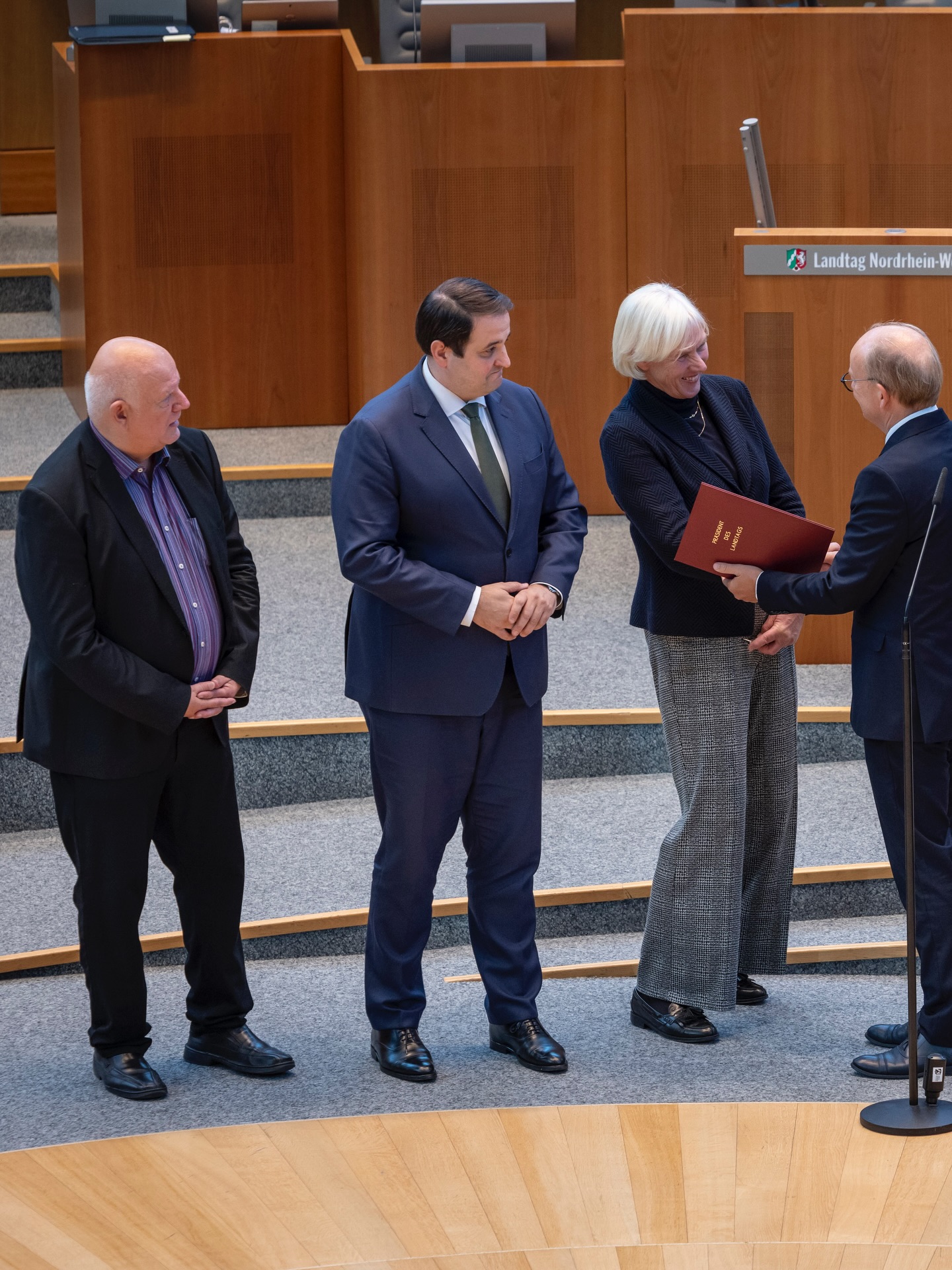 Die ersten Wochen zurück im nordrhein-westfälischen Landtag – und wie schön es ist! 🚀
Die ersten Tage waren direkt vollgepackt: Fraktionssitzung, Plenardebatten, viele Gespräche, konkrete Pläne für die kommenden Wochen und natürlich die ersten Ausschusssitzungen. ✨
Ich freue mich darauf, erneut Verantwortung zu übernehmen, Themen voranzubringen und gemeinsam mit meinem Team für eine starke Politik in NRW zu arbeiten. 💪🏻
Es fühlt sich gut an, wieder mitten im Geschehen zu sein – mit frischem Schwung und klaren Zielen. 💪🏽🏛️
📸 Ralph Sondermann / CDU-Landtagsfraktion
#NRW #LandtagNRW #Politik #AnetteBunse #Fraktion #Ausschussarbeit #NRWPolitik
