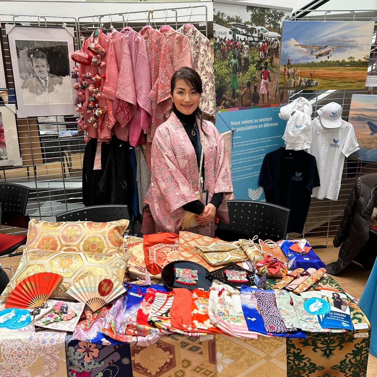 🎄 MARCHÉ SOLIDAIRE - VENEZ NOMBREUX ! 🎄
Faites vos achats tout en soutenant une belle cause !
Nous vous attendons avec impatience au Marché Solidaire à la Cité AF, du &er au 5 décembre, où vous découvrirez :
✨ Des créations uniques et artisanales
✨ Des idées cadeaux originales
✨ Une ambiance chaleureuse et conviviale
Nous tenons à adresser nos plus sincères remerciements à l’ensemble des participants du marché solidaire pour leur précieux engagement et leur générosité.
Grâce à votre participation et à vos ventes, une partie des bénéfices sera reversée au SSNAM et à d'autres belles associations.
Votre implication témoigne de l’importance du partage, de la coopération et de la solidarité au cœur de nos actions.
Un grand merci à vous tous pour votre soutien et votre présence !