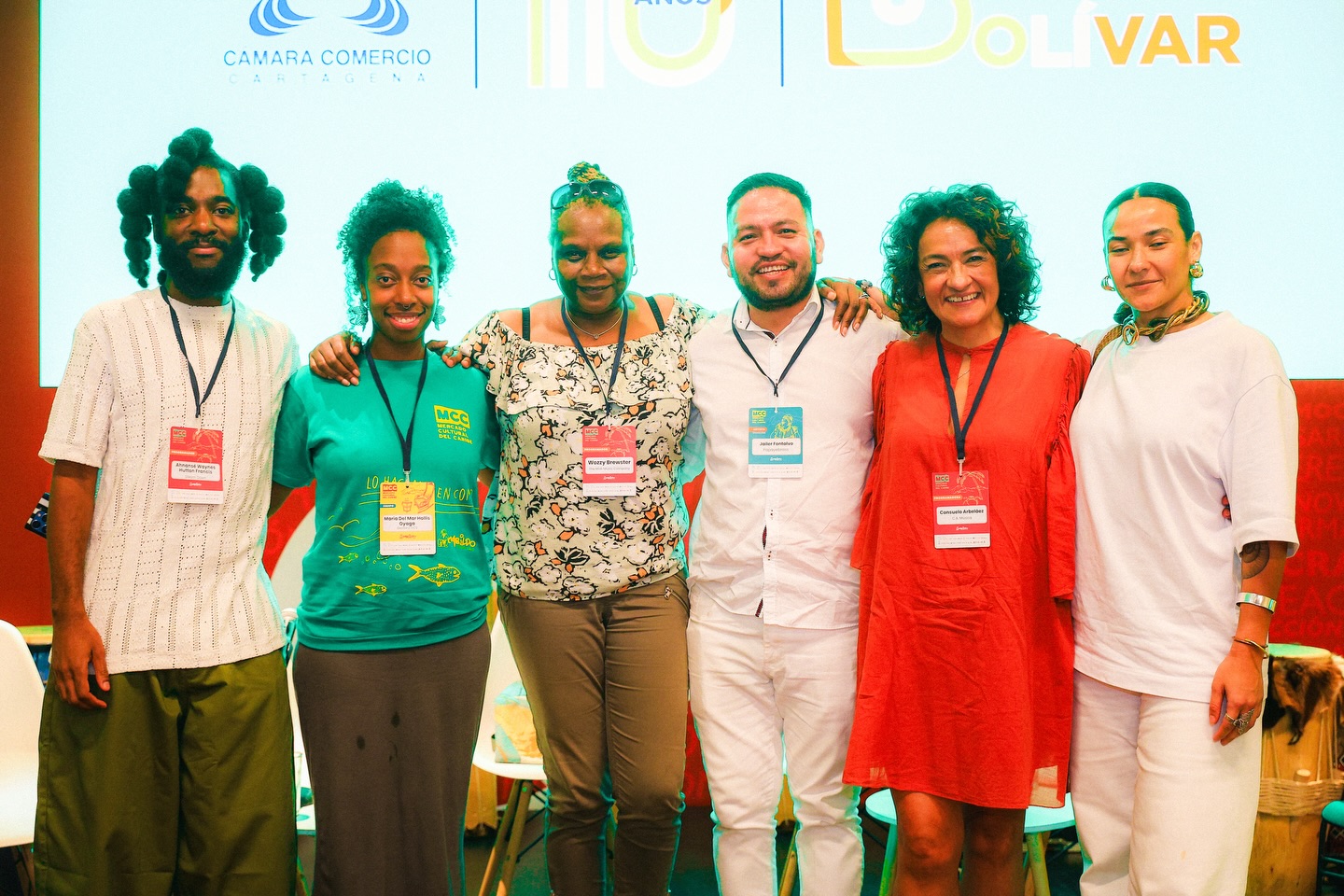 La franja académica del Mercado Cultural del Caribe ha sido un espacio de intercambio que nos recuerda que el conocimiento también teje territorios. Aquí se construyen alianzas con sentido, se comparten prioridades y se abren conversaciones que nos ayudan a pensar los proyectos culturales y el Caribe desde otras miradas.
En estos días hemos dialogado con voces diversas, ampliando la perspectiva y permitiendo que la mirada de l mundo también se encuentre con la nuestra. Este espacio sigue siendo un puente para fortalecer a lxs artistas y entender el Caribe más allá de sus fronteras, desde la reflexión, la creación y el aprendizaje colectivo.
Honramos y agradecemos la presencia de nuestros aliados en estas conversaciones.