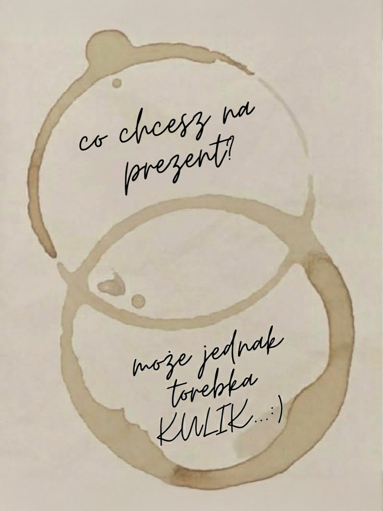 A gdyby w tym roku prezent mówił za Ciebie?
Nie w słowach, nie w pośpiechu między kolejną kawą a obowiązkami,
ale w miękkiej skórze, w detalu szytym ręcznie,
w czymś, co zostaje na lata.
Pytają Cię: „Co chcesz na prezent?”
A Ty już wiesz, że odpowiedź jest prosta.
Torebka KULIK – bo jest jak mały luksus na co dzień,
drobny gest, który potrafi zmienić humor, styl, dzień.
Jeśli więc mają trafić w punkt…
może jednak torebka KULIK?