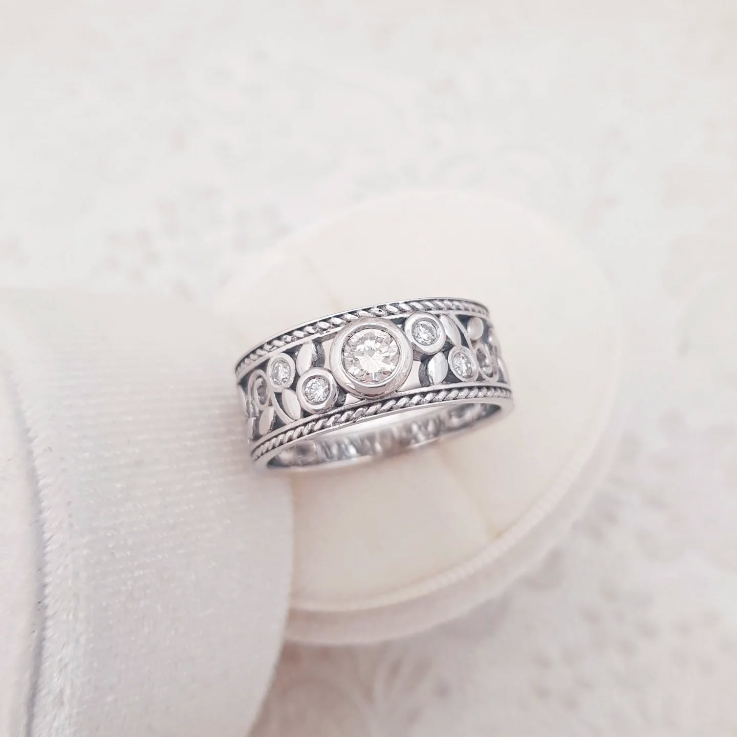 Bezel set diamond ring with 𝒕𝒘𝒊𝒔𝒕𝒆𝒅 𝒘𝒊𝒓𝒆 edging
info@dewetjewellers.com