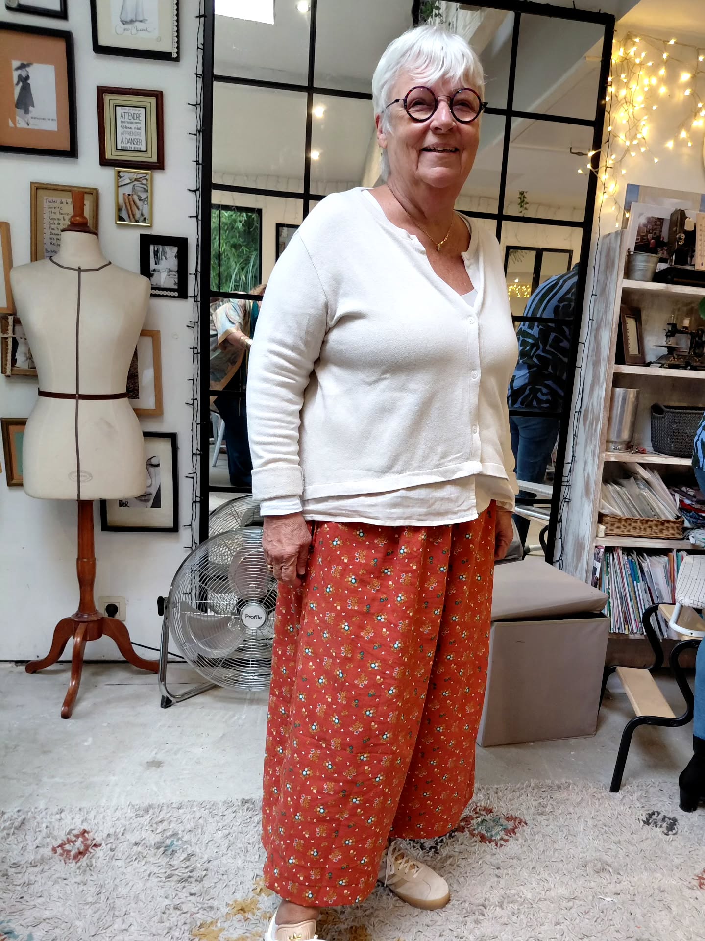 Magnifique pantalon en velours réalisé par les brillantes petites mains de Marianne, bravo.
#lesateliersgrege ,#coursdecouture, #upcycling .