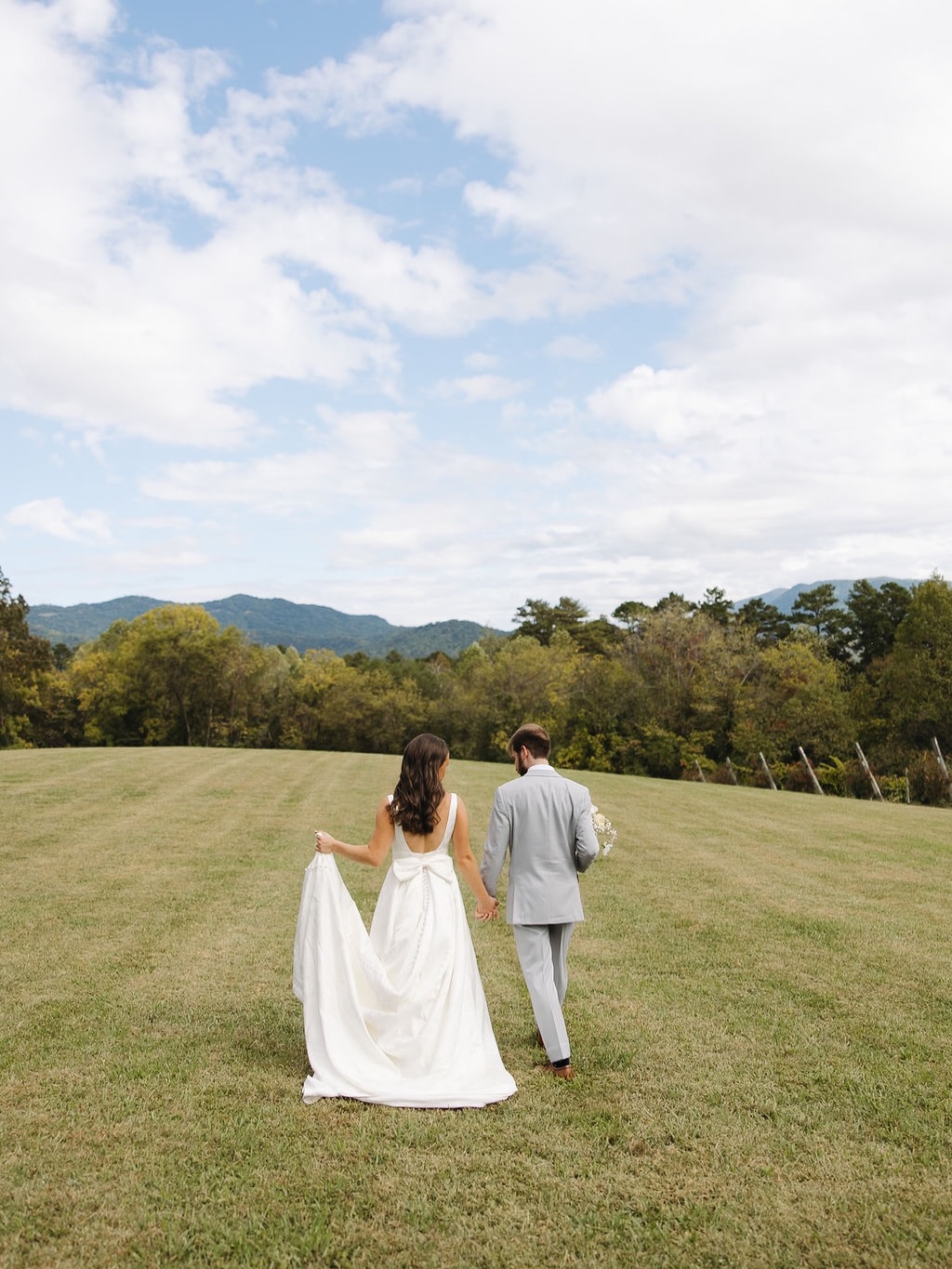 A rainbow! 🌈 Can you find it? We love when photographers can capture rainbows on wedding days. ✨🤍Amelia and Alex🤍✨ and their BEAUTIFUL October wedding!
Photo: @reagangracephoto
Beauty: @beauty_by_mickayla @klaudiaraynebeauty