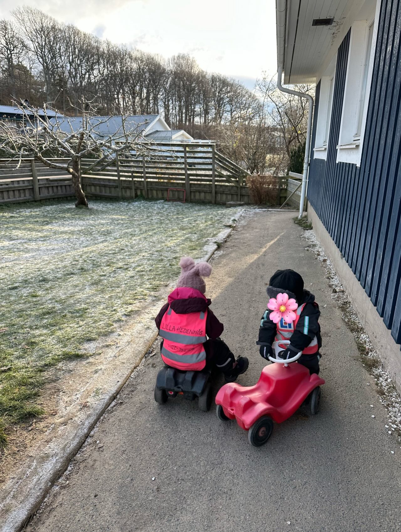 🎶 Hej mitt vinterland, nu är jag här. Nu biter frosten i min kind, ty kall är kvällen…
Hej mitt vinterland, se månen där
Den lyser kyligt kring, på mörka himlapällen
Bjällrans klang nu friden stör
När vi genom skogen kör
Bofink uti granens topp
Förlåt att vi väckte dig opp… 🎶
#förskolaikullavik #kungsbackakommun #föräldrakooperativethedenhös #förskolansvärld