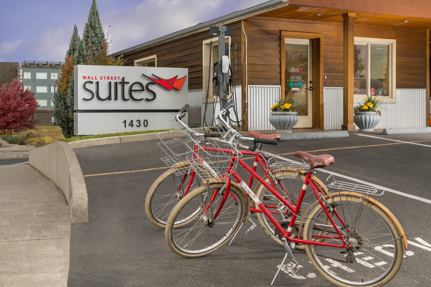 🚴🏼12 Days of Wall Street 🚴🏻♀️
Day 8 - Adventure is included with your stay! One of our favorite guest perks at Wall Street Suites is access to our complimentary cruiser bikes—perfect for exploring downtown Bend, cruising the river trail, grabbing coffee, or riding out to your next craft brew stop. Park the car, feel the breeze, and experience Bend like a local as we roll toward our 12-year anniversary.
#12DaysofWallStreet #WallStreetSuites #VisitBend #DowntownBend #BikeBend #ExploreBend #AnniversaryCountdown