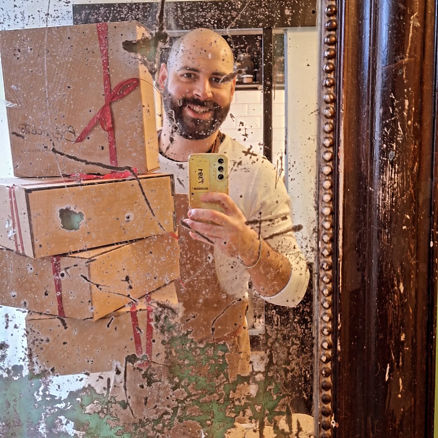 Christmas is coming
C'est Noël à l'atelier-boutique
Venez composer votre coffret
Format
•3 confitures
•4 confitures
•6 confitures
•9 confitures
.
.
.
#benedettoconfituresatypiques #confitures #confituresatypiques #confitureartisanale #java #jaminparis #jamlove #atelier #montmartre #paris #paris18 #fabriqueaparis #food #foodblogger #foodlover #instafood #foodie #foudepatisserie #foudecuisine #carusel #christmasinparis #coffret #coffretcadeau #coffretnoel #christmasiscoming #noel