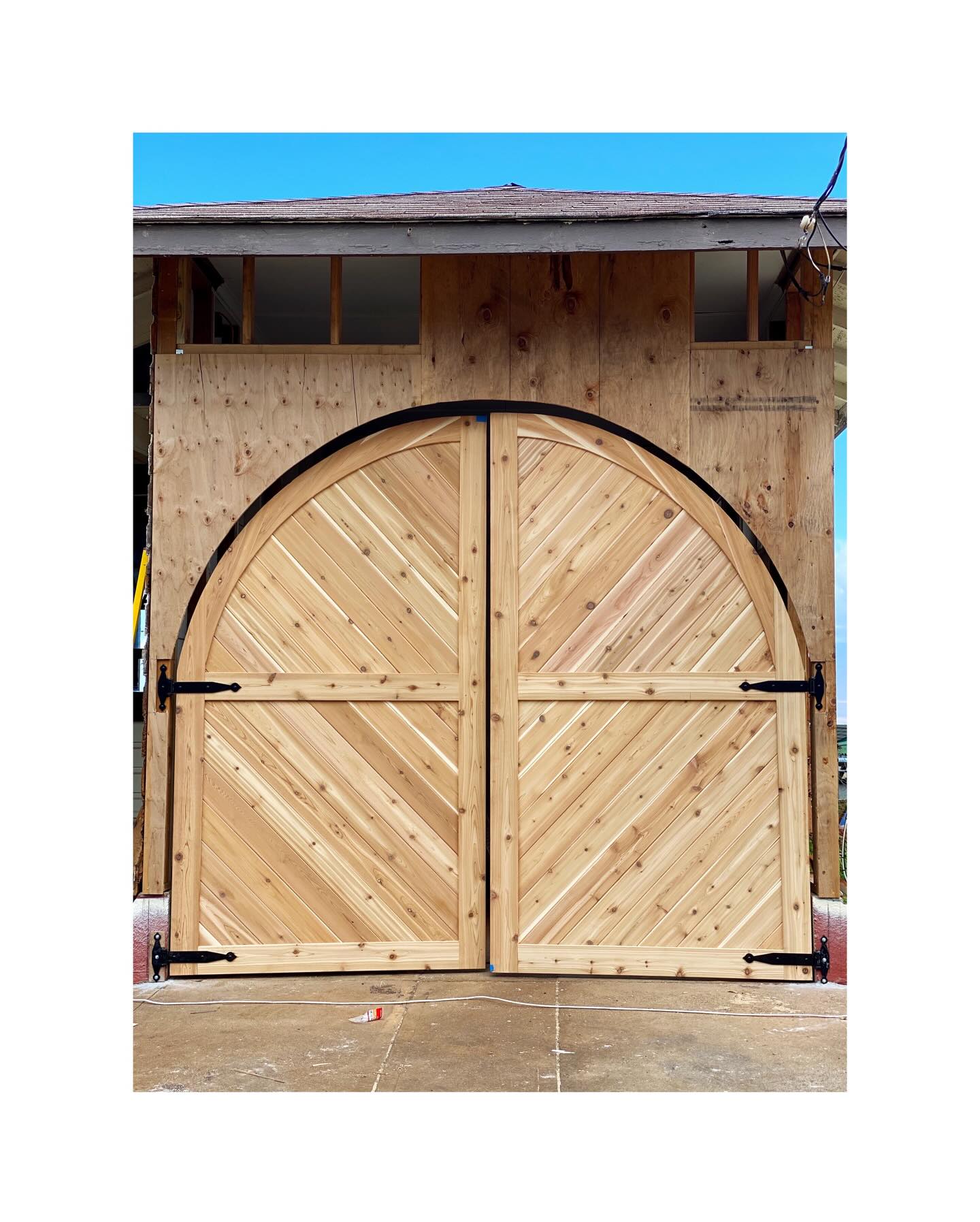 Custom cedar garage doors for a house remodel. This arch was quite the challenge but turned out beautifully.
#cedar #garagedoors #customwoodworking