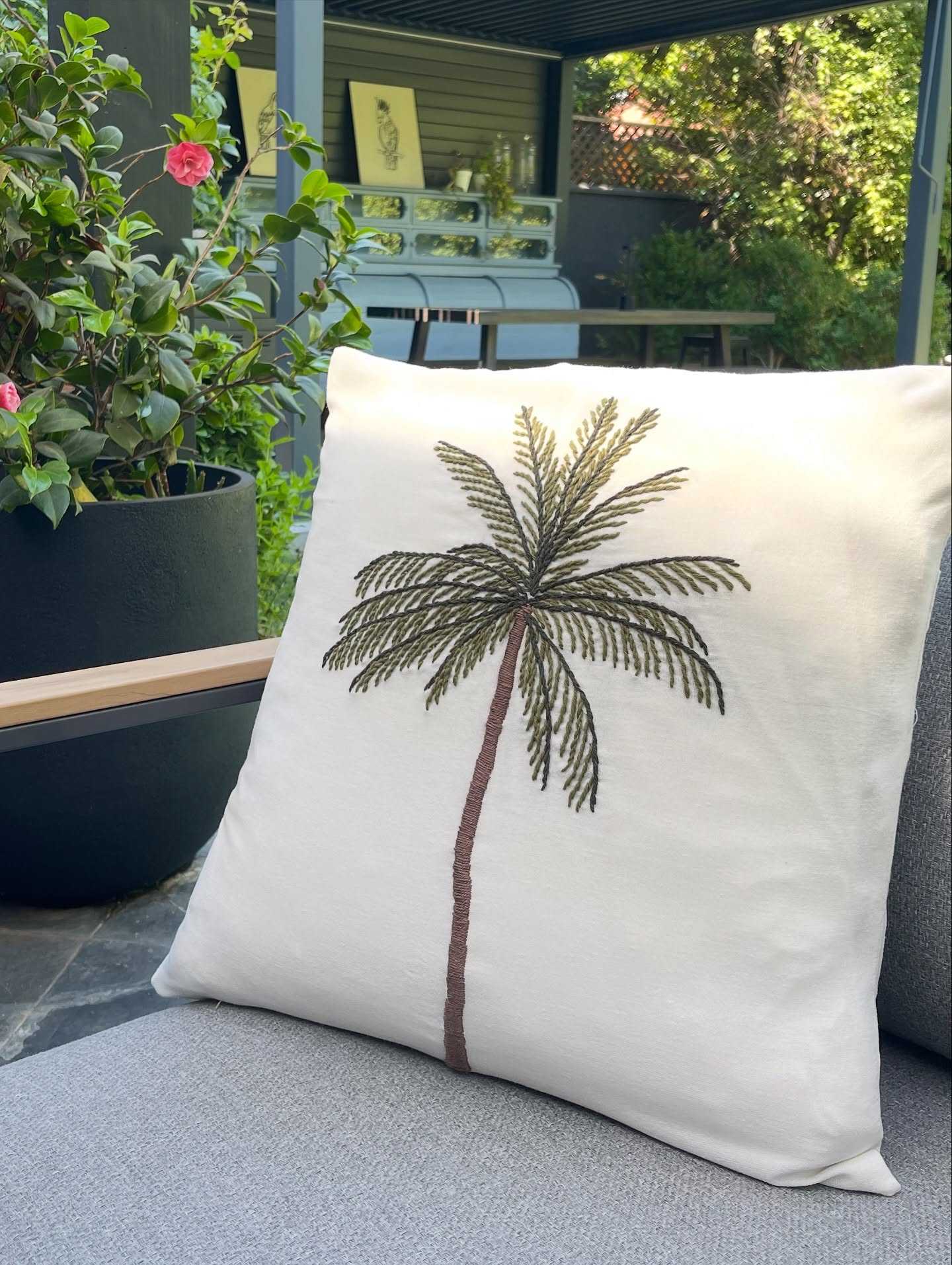 Un toque tropical que transforma cualquier espacio.
Nuestros cojines bordados con palmera están hechos para llevar calma, estilo y ese aire de verano eterno a tu hogar. Perfectos para el sofá, la terraza o ese rincón especial que pide algo diferente.
¿Te imaginas relajarte aquí?
#linonegro_home
#Decoración #CojinesBordados #EstiloTropical #Palmera