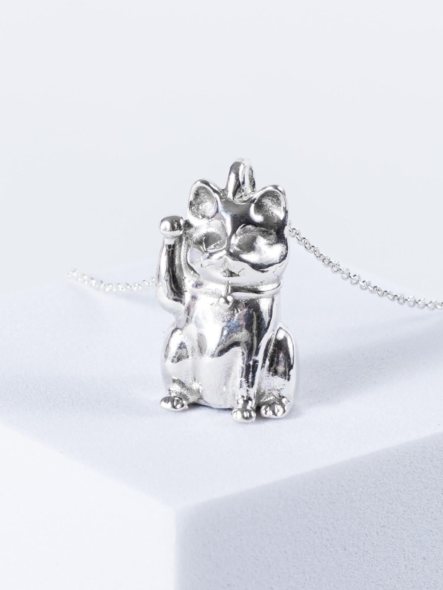 Maneki Neko まねきねこ, el gatito japonés de la suerte que llevo conmigo todos los días. 🐱❤️
Por fin puedo compartirles este proyecto terminado para mi marca de joyería @terca.joyeria. Desde que lo modelé en 3D supe que se convertiría en mi compañero del día a día: un dije inspirado en mi viaje a Japón y en todo lo que ese hermoso país significó para mí.
Cada pieza está hecha a mano en plata .925, utilizando técnicas artesanales mixtas para lograr un acabado especial.
Piezas limitadas disponibles en @tropico.market