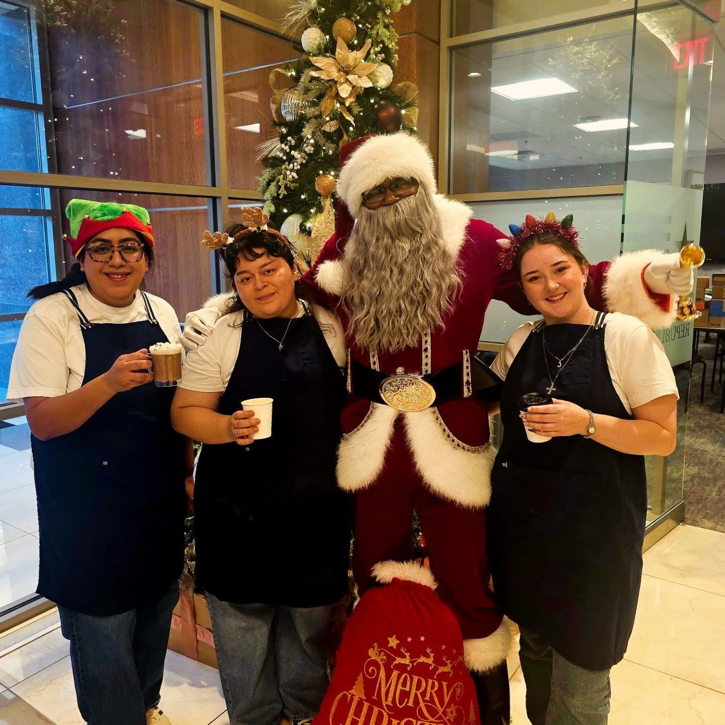 We are officially Santa's Caffeinated Elves! Forget toys—we're busy wrapping up perfect lattes and delivering the energy needed for the North Pole's busiest season. 🎁 Get your holiday fuel here! 🎄
@caffeinatedbug
@hannah_b.e.t.h
#tatcoffeelife #santaselves #holidayseason #hotcocoa #coffeecart