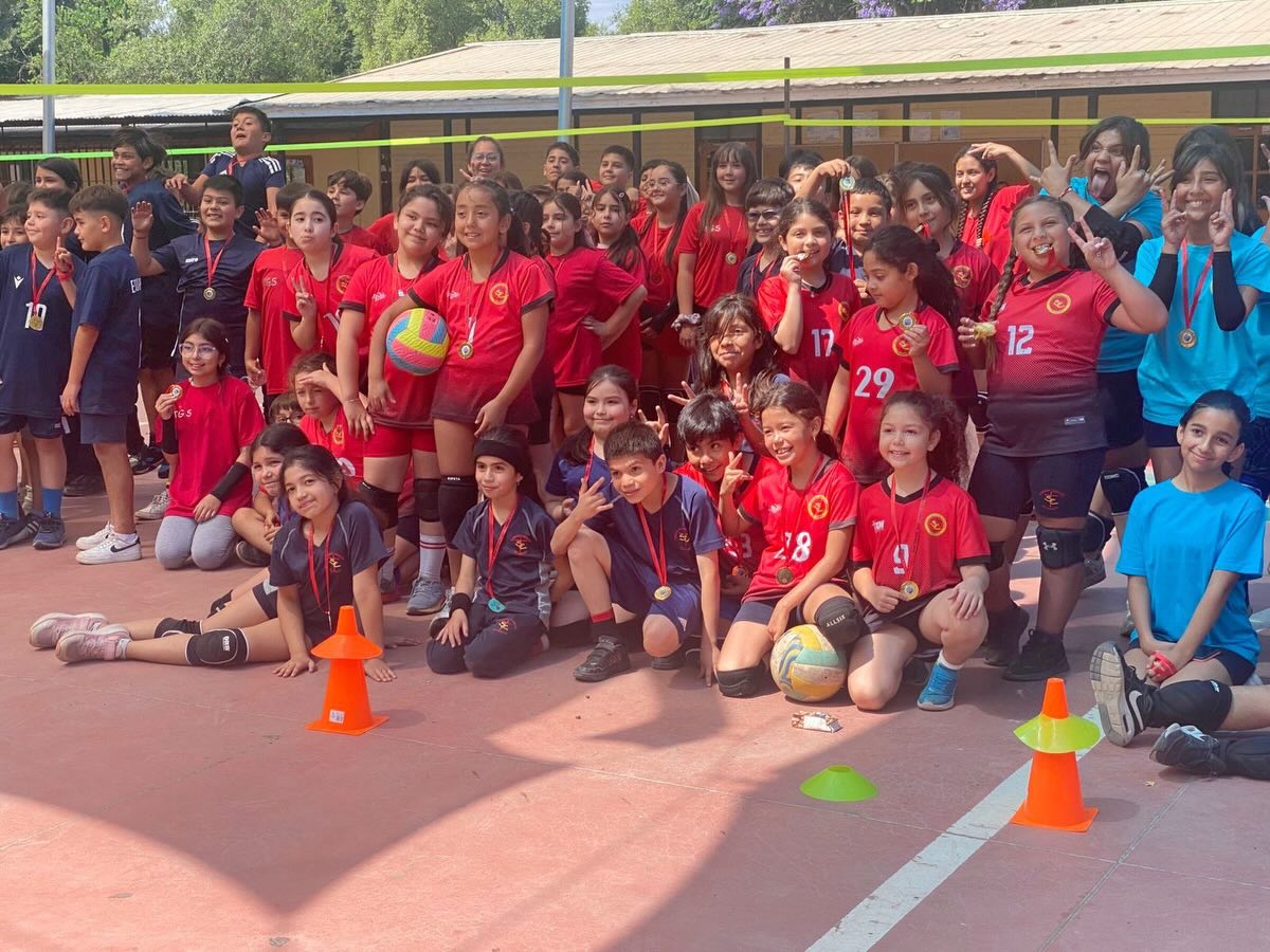 Antes de finalizar este sábado queremos compartir con nuestra comunidad que el día de hoy se realizó un masivo deportivo en nuestro colegio, actividad que reunió a más de 120 niños y niñas provenientes de distintos equipos, quienes participaron en una jornada marcada por el deporte, el compañerismo y la sana convivencia.
En total participaron 5 equipos, incluyendo al equipo anfitrión, dando vida a una instancia de encuentro, juego y aprendizaje que se desarrolló con gran entusiasmo y compromiso.
Agradecemos a todos quienes colaboraron para que esta actividad se llevara a cabo con éxito, fortaleciendo el trabajo en equipo y los valores deportivos en nuestra comunidad educativa.