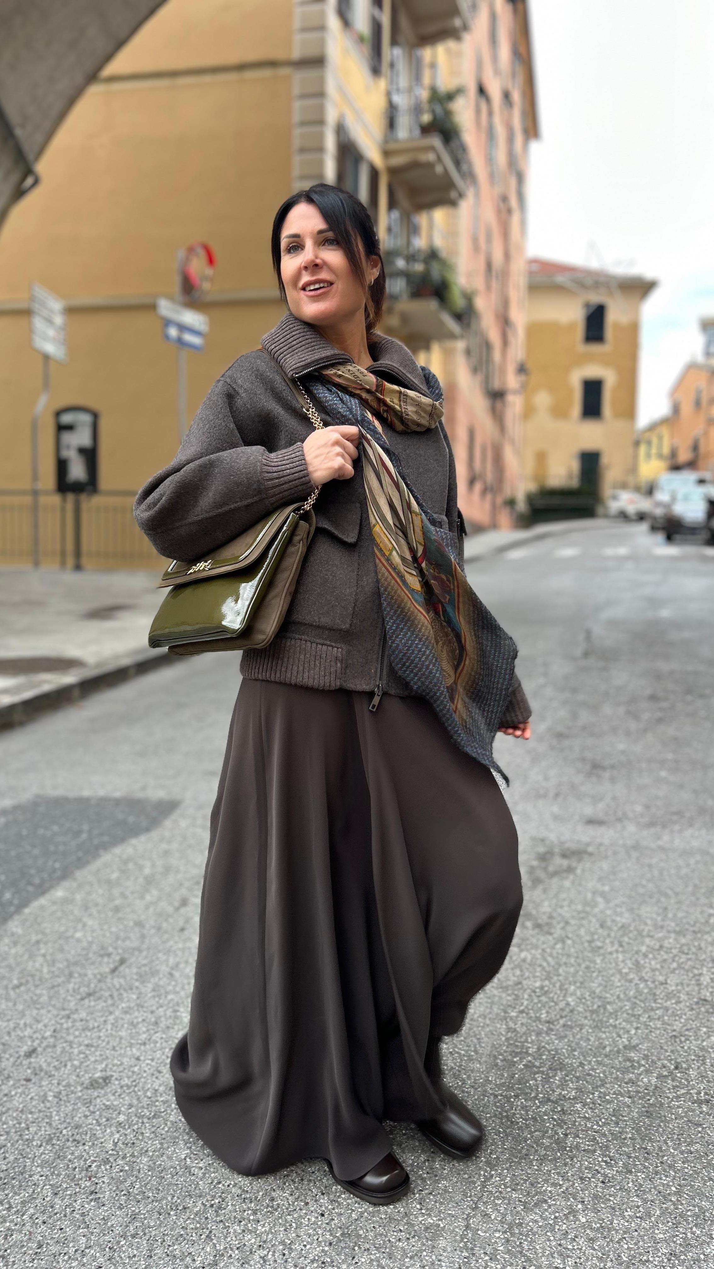 Vi mostro questo outfit al contrario, ragazze!
Anche voi pensate sia perfetto per più occasioni?
Giubbino in lana @parosh_official €825
Abito Parosh €575
Stola @falierosarti €355
Borsa @momoni_official €498
#oodt #abbigliamentodonna #altamoda