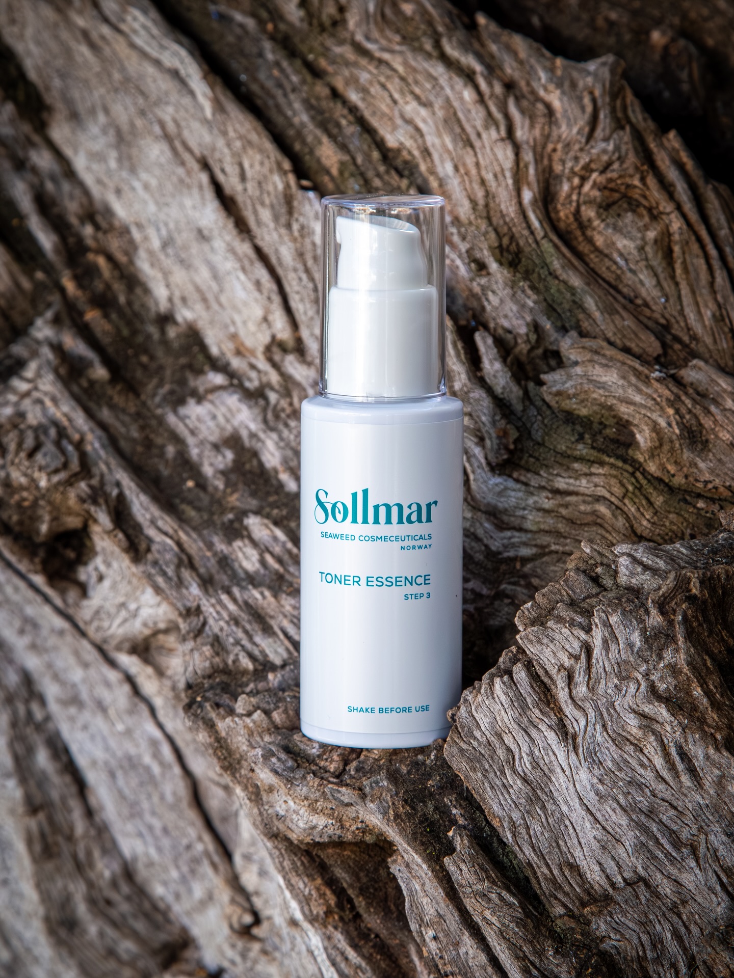 Sollmar • Vestlandets egen K-beauty
Sollmar er hudpleie utviklet på Vestlandet, laget av rene, næringsrike råvarer hentet rett fra kysten vår. Tang og tare fra norsk sjø er naturlig rike på mineraler, vitaminer og antioksidanter, og gir huden fukt, styrke og en frisk, jevn glød.
Med probiotiske ingredienser som støtter hudens mikrobiom, gir Sollmar en sterkere, roligere og mer balansert hud, helt uten unødvendige tilsetninger.
Dette er nordisk hudpleie på sitt beste: rent, effektivt og inspirert av K-beauty, men laget med vår egen natur som base.
Åpningsfest -50% på hele sortimentet!
Utforsk mer på skjonnhetskollektivet.no