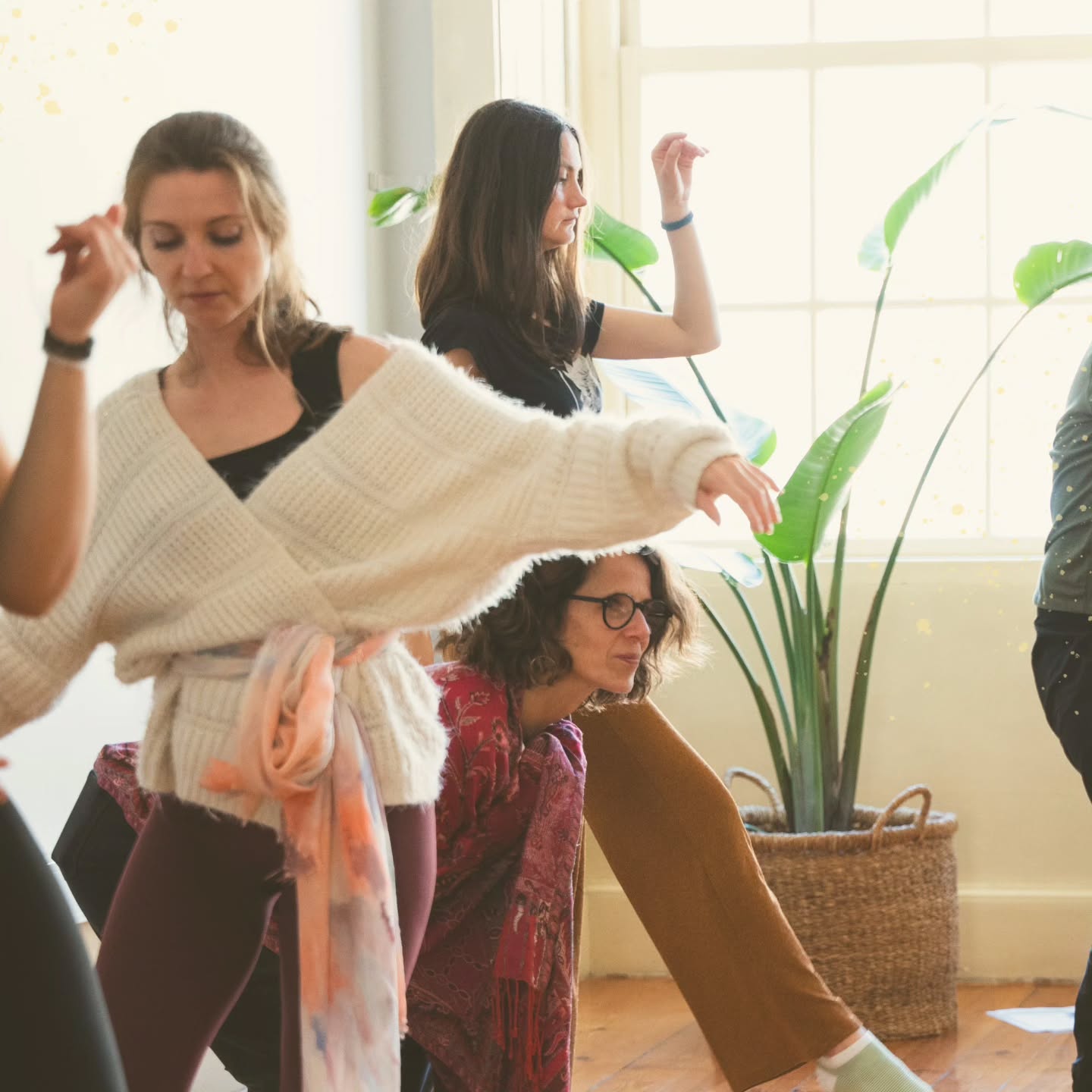 A 4.ª edição trouxe um grupo verdadeiramente especial.
Mulheres incríveis e um homem cheio de verdade, todos a mergulhar fundo no Movimento Terapêutico.
Foram meses de entrega, coragem e transformação... e já há vários projetos a ganhar vida lá fora. É tão bonito ver o que nasceu aqui a tornar-se caminho no mundo.
Com Amor,
Lisa Bompastor
Acompanhada pela Joana Carvalho @sentirosercorpo
Fotografias de Cristiana Eiras @cristianaeiras
📌 Agenda
🌀 Especialização em Movimento Terapêutico · Janeiro a Maio 2026 (percurso de 100h / 48h presenciais)
💃 Curso de Facilitador em Movimento Consciente & Dança Expressiva · Março a Maio 2026 (percurso de 60h / 12h presenciais)
📎 Inscrições abertas · link na bio