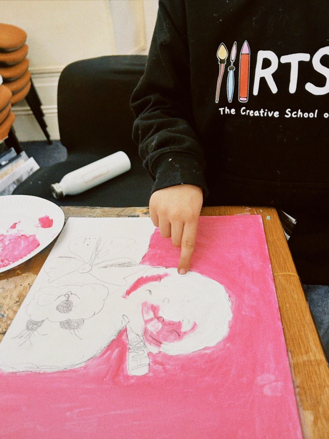 Cute white poodles with personalised hair clips 🐩🎀 These pieces truly brought a smile to our workshop✨ One of them is even named Diva, and she wears the title beautifully.
Our infants worked with acrylics to create smooth, calm backgrounds, then used finger painting to build the soft, curly texture of the poodles’ coats. Such a soothing process, and the results are absolutely charming. ❤️
Wonderful work, infants. Your creativity always shines through. 🎨💛
@enfieldonline
#rtsyart #kidsartclass #creativekids #youngartists #childrensart #acrylicpainting #fingerpainting #mixedmediaart #artforkids #arteducation #artstudio #artmakesyouhappy #miniartists #northlondonmums #enfieldmums #creativelearning #enfieldlife