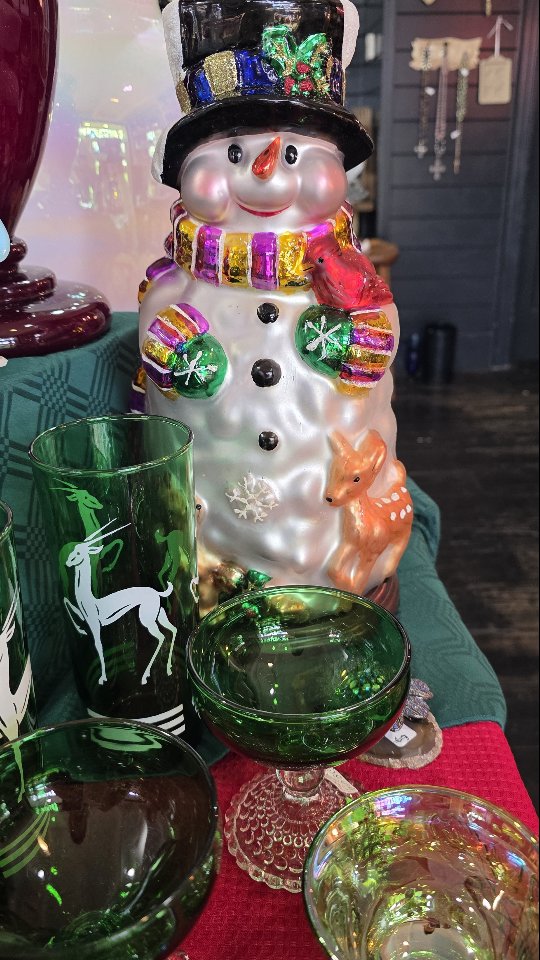 Here we are just trying to figure it out 🤣👌... Hosting a Holiday party? We have soo many amazing pieces here to decorate your table or add some old school comfort and charm to your set-up ! You can also find that perfect gift for your vintage friends and family 😜
#glassnooksmithville #glassnook #smithvillenj #vintageglass #historicsmithville #midcenturydecor #glassy #retro #oldschoolchristmas #aintwhatitusedtobe #vintagetreasures