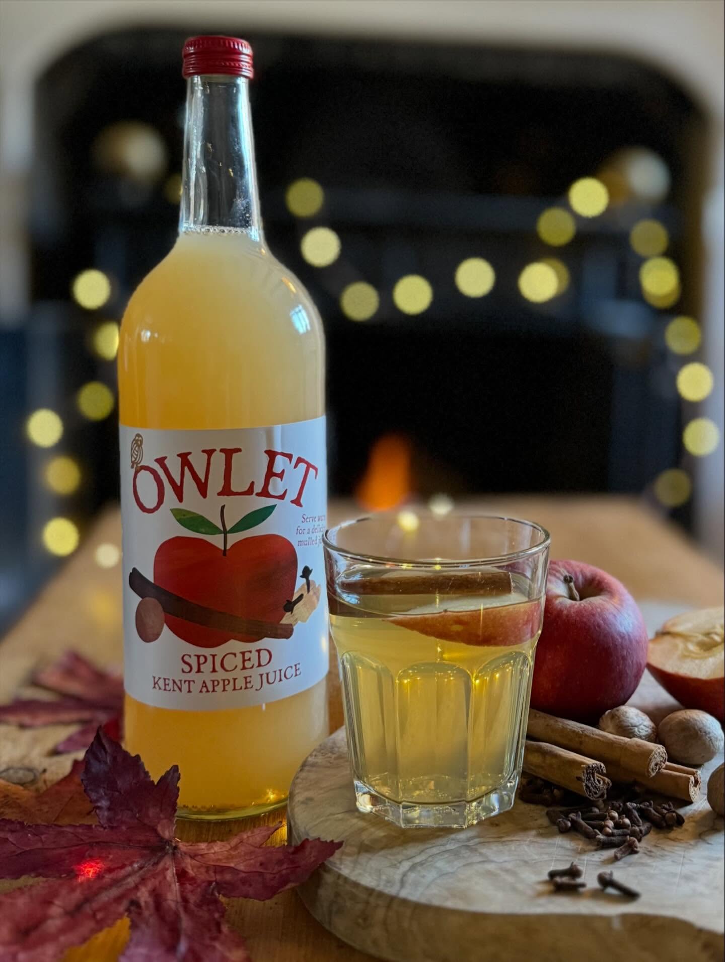 Days like this call for fairy lights, a warm fire and a glass of our Spiced Apple juice 🍎 With festive hints of cinnamon, nutmeg and clove, it really is the perfect antidote to a grey and rainy afternoon... Pop into your local farm shop or order a box on our website to see you through the season 🎄
#farmtoglass #owletjuice #applejuice