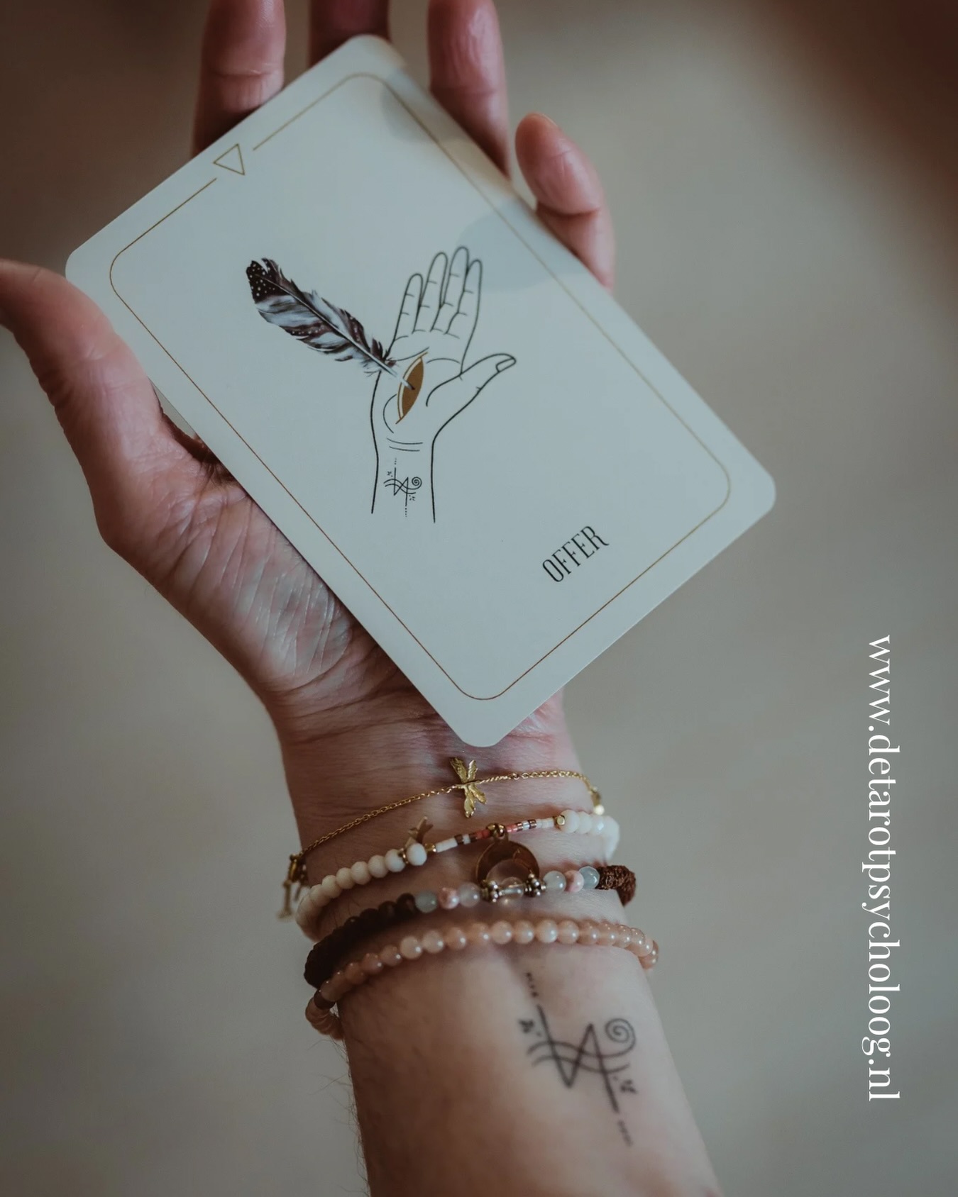 Drijfveren is mijn handreiking. Mijn visie in een doosje. Vol symboliek. Archetypisch, universeel en soms ook heel persoonlijk. In deze kaart heb ik mijn eigen hand getekend, te herkennen aan het symbool dat op mijn pols staat getatoeëerd.
Omdat Drijfveren door mijn hand is ontstaan. Letterlijk én figuurlijk. Een offer.
Vorige week gaf ik een uitgebreide Masterclass over alle lagen en mogelijkheden van het deck. Oorspronkelijk bedoeld als iets exclusiefs voor iedereen die het deck al had besteld. Als extra handreiking om het deck echt tot leven te brengen.
Maar door alle mooie, dankbare reacties voelde ik ineens: dit mag ook een kennismaking zijn. Voor als alles nieuw is. Voor als je twijfelt. Voor als je gewoon nieuwsgierig bent. Dus doe ik opnieuw een handreiking.
De Masterclass is vanaf nu beschikbaar voor iedereen die zich ertoe aangetrokken voelt.
Laat het me weten in de comments of stuur me een DM 💌 Dan stuur ik je de link naar de replay, als mijn offer aan jou. 🪶
📸 @hannageelsfotografie
#kaartendeck #drijfveren #dieptepsychologie masterclass symboliek