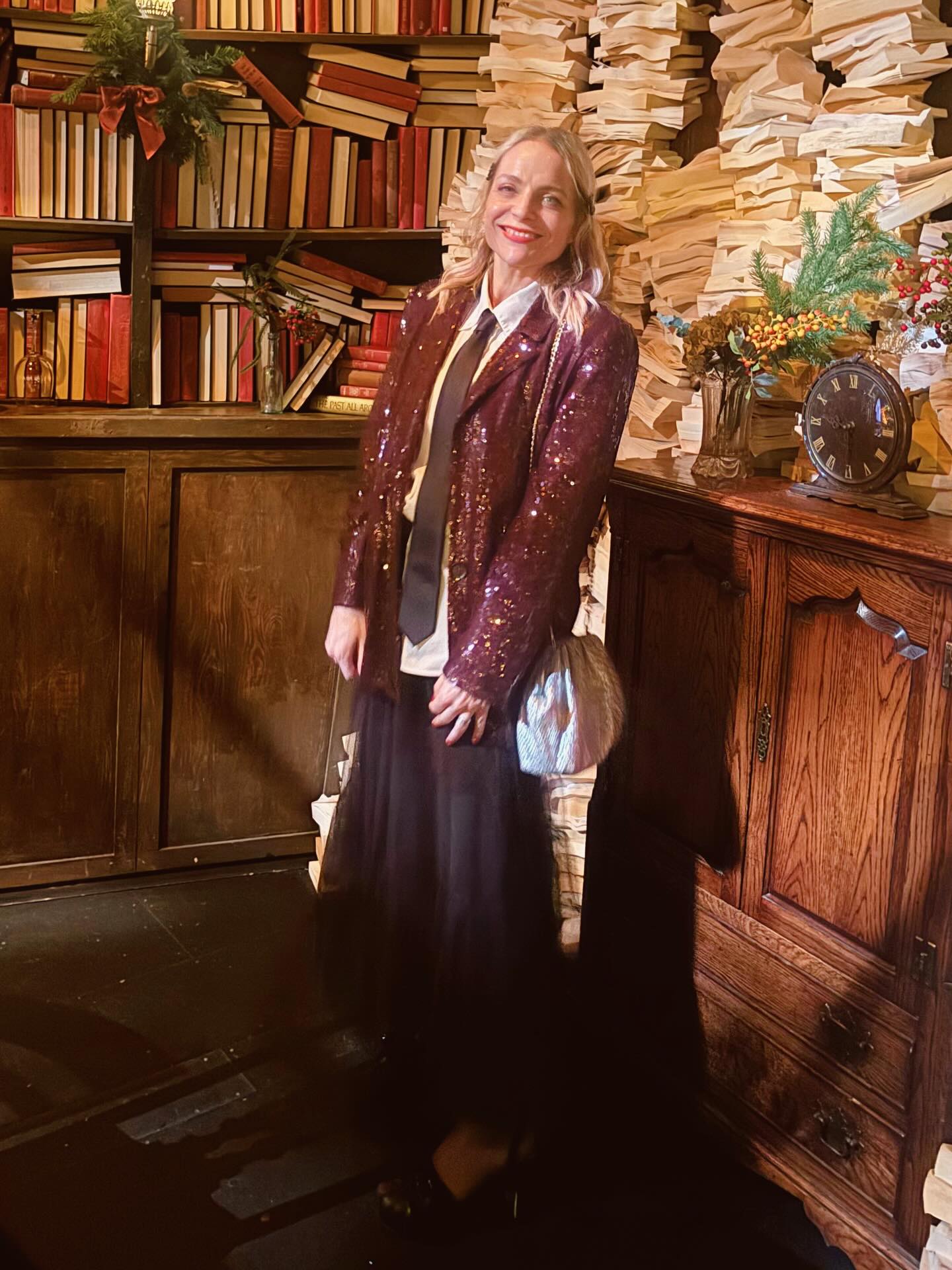 December so far 🎄…
1. #ootd @lostestateofficial (skirt current @marksandspencerstyle
2. Christmas nails @beauty_by_annosullivan
3. Christmas trail with a beautiful full moon @kewgardens
4. Personal shopping #ootd @bluewater
5. My ethereal looking cat 🐼
6. And 7. Cocktails and #ootd @onealdwychhotel
#christmas #christmastime #christmasseason #personalstylist #personalstyle #ootd #wiwt