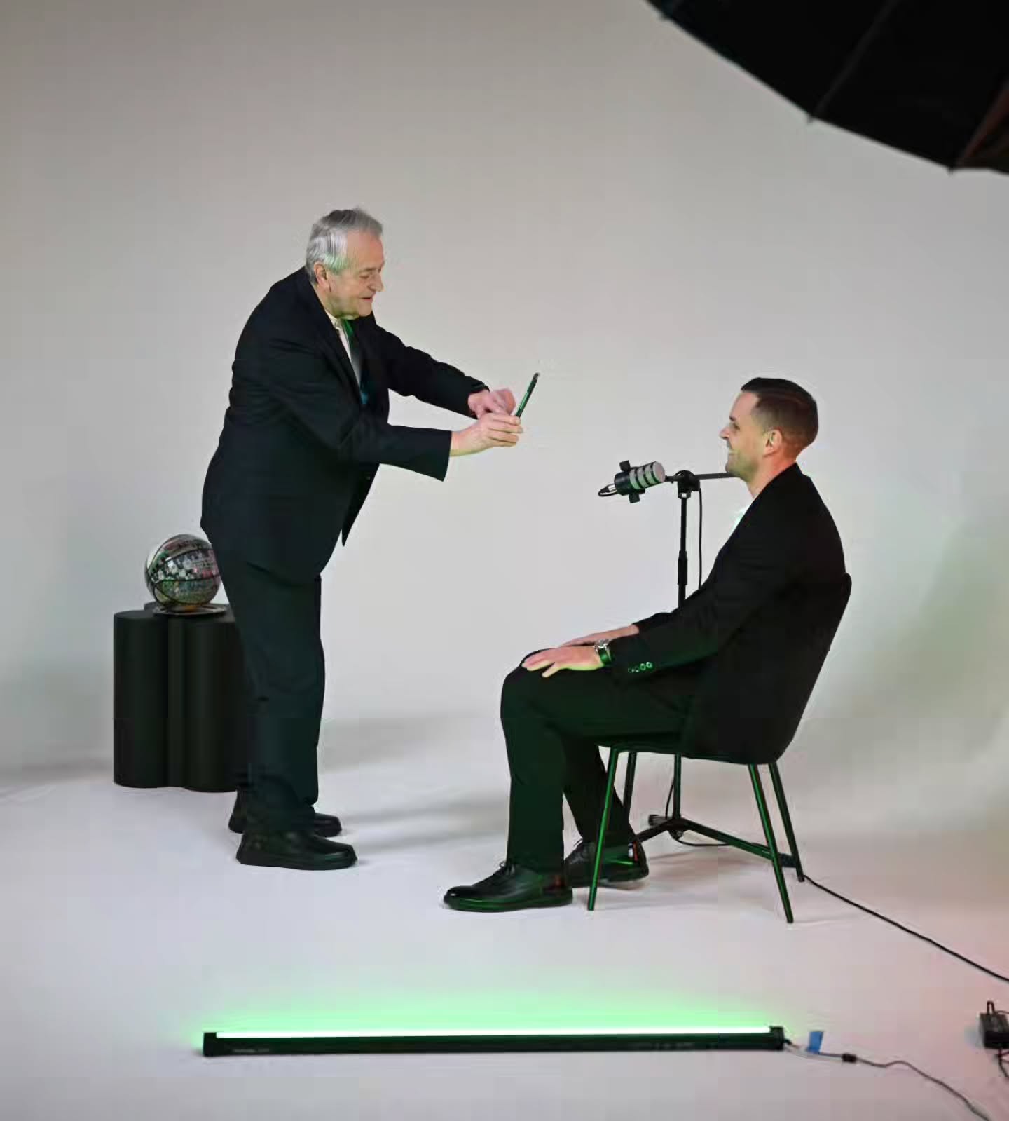 Podcast studijoje turėjome šaunių svečių! 🏀 @dodomarkas @maciulisvidas
puikus intervių apie krepšinį jau visai greitai online.
@ltu.basketball #ltubasketball
#podcaststudija #tinklalaidziufilmavimas
#videostudijakaune #krepšinis
TV laidos filmavimas @studio101.lt