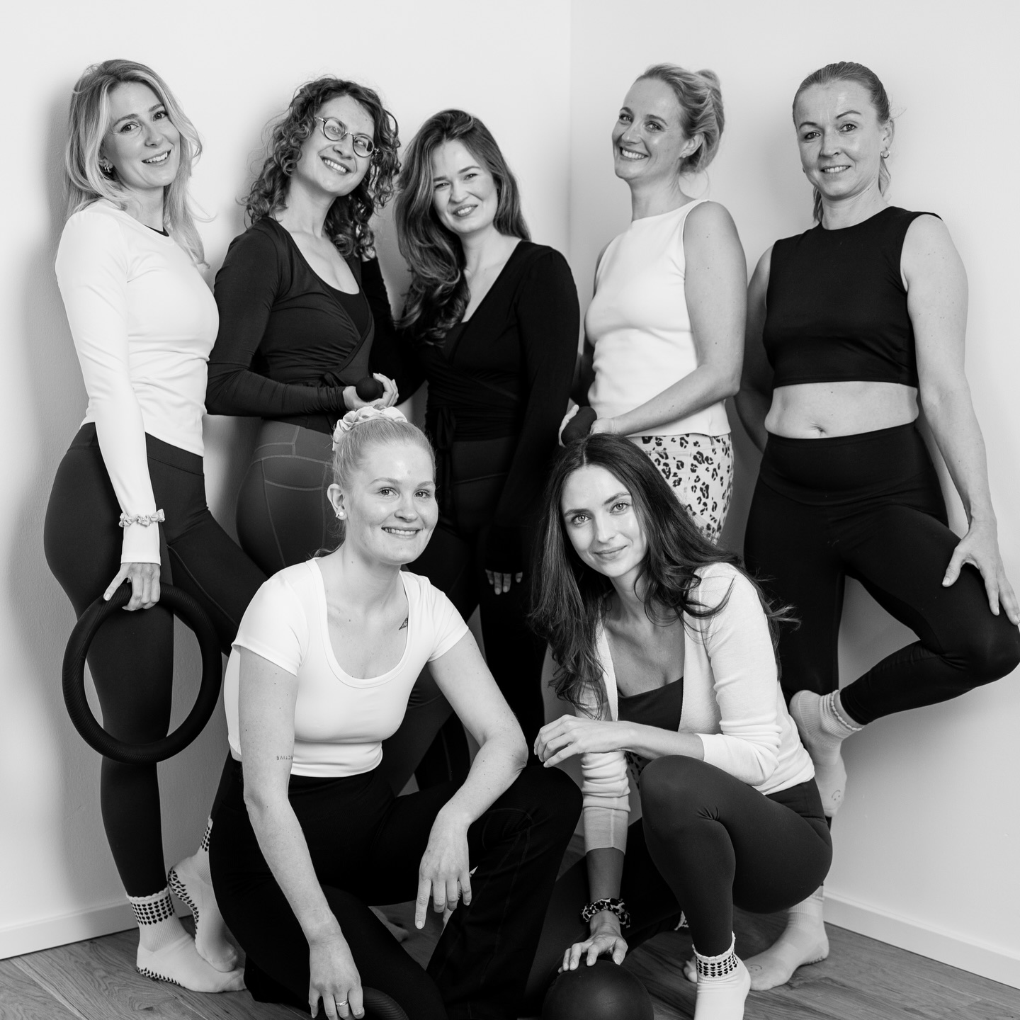Say hi to our Studio A Team 🩶
Für uns ist es mehr als Pilates - es geht um deinen Wohlfühlmoment, das Gefühl von Ankommen und Gemeinschaft! Modern Pilates als Verbindung von Tradition und dem besonderen Extra.
Unsere qualifizierten Trainerinnen holen das Beste aus dir heraus und machen jede Stunde so besonders! Ganz individuell und dennoch im Studio A Stil.
#pilates #reformerpilates #yoga #modernpilates #greven
Fotos @laura_korte_fotografie @lk_marketingcontentcreation