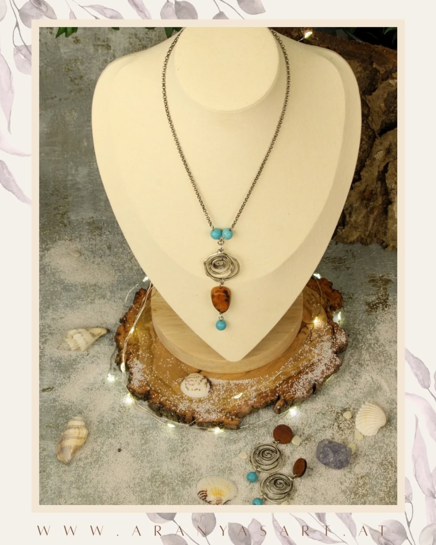 Guten Morgen 🤗🌟
Heute öffnen wir das 3. Türchen und enthüllen ein Set, das die Seele des Waldes und die Kraft des Windes vereint "Aella"
🌳 Die wunderschön gemaserte Baumperle ist das Herzstück des Anhängers und symbolisiert Erdung und die zeitlose Stärke des Waldes.
🌬️Der spiralförmige Metall-Anhänger über der Perle fängt die dynamische Bewegung des Windes ein – Aella –
🌅 Klare, leuchtende Türkis-Perlen sorgen für einen strahlenden Farbakzent, der an den weiten Himmel erinnert.
Ein Set, das nicht nur schmückt, sondern dich mit den Elementen der Natur verbindet.
Ich liebe diese Arbeit 🤩🫶🏼 wie gefällt dir das neue "Aella" Set?🤩🤗🌟
Bei Interesse gerne per PN ☺️ im Shop bald verfügbar 🤗
Herzliche Grüße
Katharina
#adventskaleder #baumperlenschmuck #unikatschmuckstück