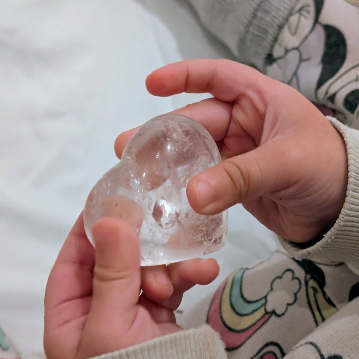 As vezes não respondemos tão depressa como gostaríamos...
As vezes o trabalho acumula, porque umas vezes mais que outras este par de mãozinhas e mais outro, precisam de nós ♥️😌
Casa de pernas para o ar, horas sem dormir, coração apertadinho, orquestras de choro, pensar que vamos fazer 30 coisas, fazemos só meia... São coisas que fazem parte do nosso dia-a-dia, mas também do nosso crescimento pessoal.
A Jami faz parte de nós, e a experiência pessoal que iniciamos há quase 4 anos (com o nascimento da Luz, depois veio a Maia) na parentalidade tem sido um crescimento constante, mas que ocupa muito do nosso tempo... E as vezes as coisas na Jami não correm como esperávamos, e lamentamos que por vezes possas sentir que nossa dedicação diminuiu, mas continuamos de coração cheio, a dar o nosso melhor, o melhor que conseguimos em cada momento! 🙏🏻
Mas há coisas que não controlamos, situações inesperadas além de outros desafios... E de uma forma ou de outra estas mãozinhas vão crescer num piscar de olhos, o tempo não volta atrás. Mais do que tudo, somos pais por inteiro, de coração (de cristal) completamente dedicado 💜, acreditamos que a parentalidade consciente, que o apoio, a presença, o amor, fazem crianças (futuros adultos) felizes 😌
Além de que, toda a nossa experiência nesta viagem enriquece tudo aquilo que damos na Jami 💜
Se também tens filhos, sabes... E, vive mais o presente... Se há desafios, aprende com eles... Os nossos filhos ensinam-nos tanto! Respira e abraça o momento... Acredita que temos muito mais para dar depois do início da viagem pela parentalidade do que tínhamos antes 🙏🏻 Ha um eu que deu lugar a outro...
Agradecemos por continuares connosco ✨ e de coração aberto a receber tudo o que temos para dar!
#maternidade #parentalidade #amor #coração #quartzo #cristais #LojaDeCristais #bebe