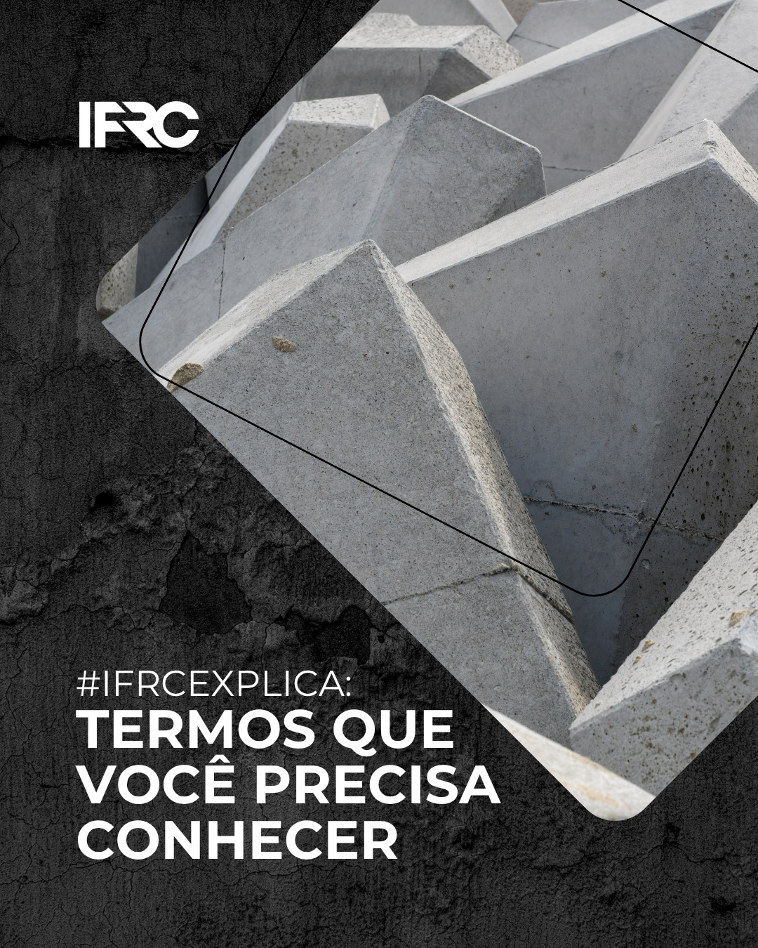O concreto reforçado com fibras tem seus próprios conceitos e entender esses termos é essencial para aplicá-lo corretamente. Veja alguns que separamos para você saber mais:
- Tenacidade: é a capacidade do concreto de absorver energia antes de romper. Em outras palavras, mede a resistência à deformação e fissuração.
- Módulo de Elasticidade: indica o quanto o material se deforma quando submetido a uma carga. Quanto maior o módulo, mais rígido é o concreto.
- Retardamento de fissuras: é o efeito proporcionado pelas fibras ao reduzir ou atrasar a formação de trincas, aumentando a durabilidade da estrutura.
Acompanhe o IFRC e entenda sobre os principais termos de reforço do concreto.