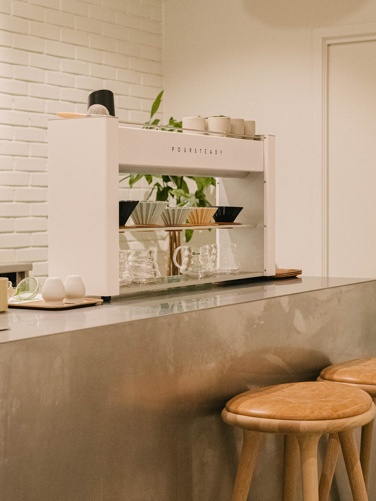 Vi starter fredagen med en liten tur innom nyåpnede @hakone_coffeeunion på Tøyen Torg for deilig kaffe ☕️ Her er det fresht, det gjelder alt fra kaffeutstyr, interiør og belysning 🕯️ For å ikke snakke om det koselige personalet!
Vi gleder oss til flere kaffestunder her i vinter! God helg ~