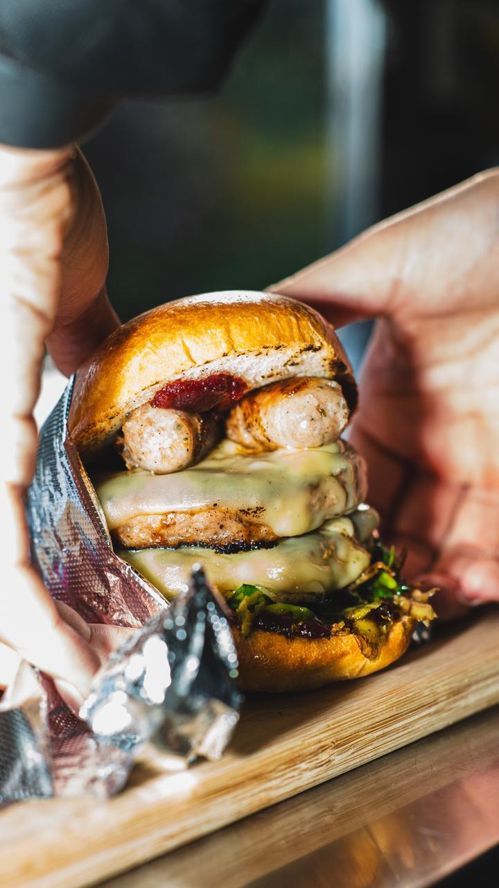 ALL WE WANT FOR CHRISTMAS ๐๐ The Santa Surprise, available at all of our locations this December - including @essexfoodiesmarket
#burger #foodies #foodtruck