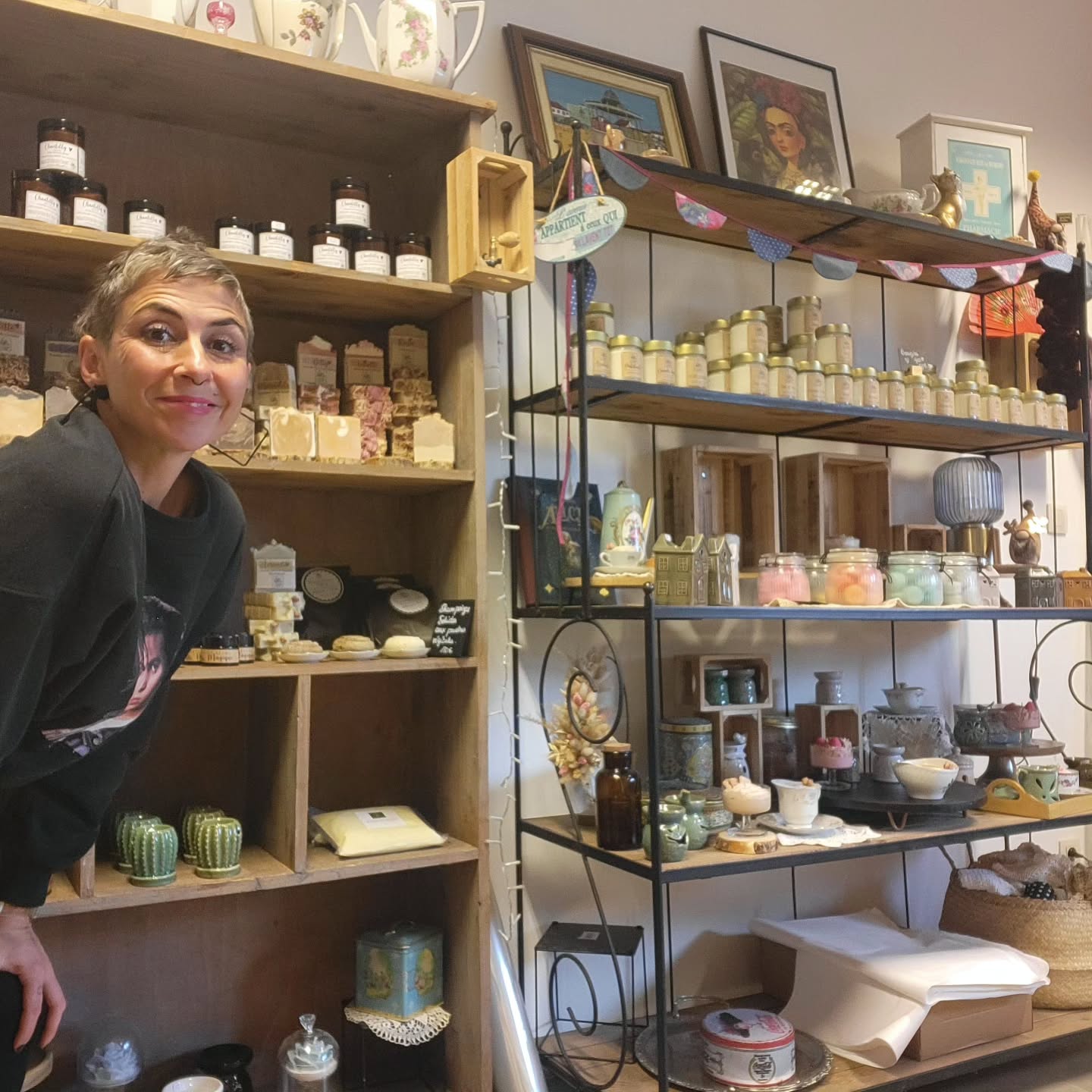 Novembre oulala!!
1.Elle est contente la haute saison approche 🥳
2.Un mur de savon parmi tant d'autre 🙃
3. Toujours sourire en travaillant 🤪
4. Une belle journée de partage #journeedelartisan 🥰
5. On se repose un peu à l'occasion ✌️
6. Étiquetage un jour = Étiquetage toujours!! 💪
7. On soutient les copines quand on peut @cr_atelierboutique ( banana xxl trop canon) 😍
8. Se rappeler d'où on est parti, 2021 les débuts de la savonnerie. 🥲
9. On peut de la couleur dans sa vie 🤩
10. On craque un peu avant le Rush 🤠😆