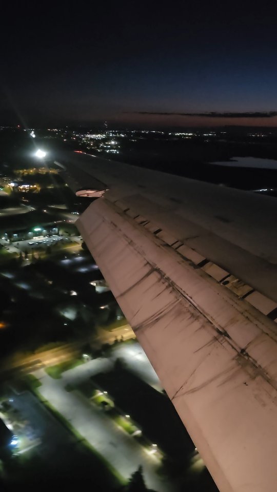 Flying over the inky darkness of the Minnesota River Valley in a Boeing 717 before touching down amid the bright lights of Minneapolis-St. Paul International Airport. Excellent engine sounds on this vid!
.
🏷 #deltaairlines #boeing717 #717 #boeing717lovers #md95 #maddogseries #windowseat #landing #mspairport #nightvibes #airtravel #avgeek #jetsetter