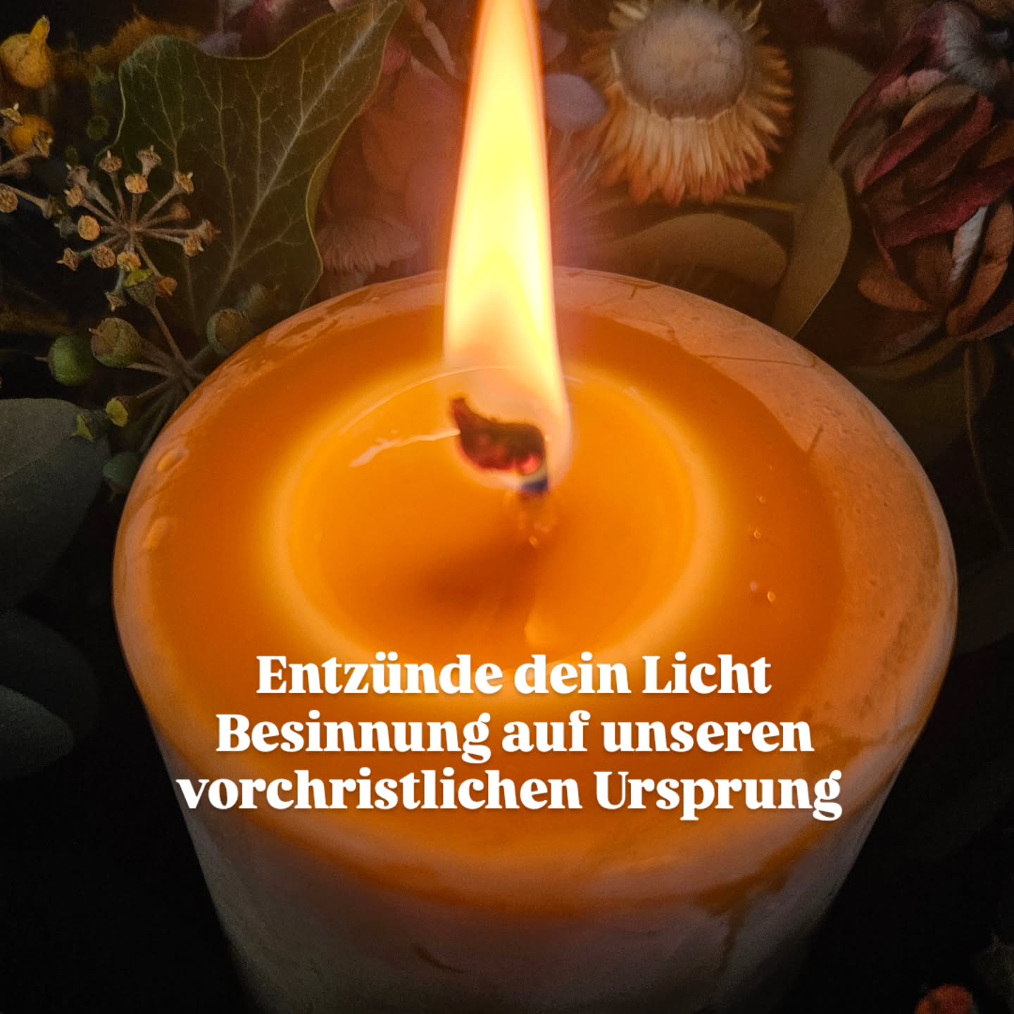 Unsere Ursprünge liegen viel weiter zurück als heute bekannte christliche Feste und Gebräuche wie Adventszeit und Weihnachten.
Viele Elemente vorchristlicher Bräuche wurden überlagert und mit neuer Bedeutung versehen. Heidnische Symbole und Rituale wie das Schmücken mit immergrünen Zweigen, Anzünden von Lichtern, Feiern in Gemeinschaft wurden übernommen.
Wenn wir also jetzt die Adventszeit feiern dürfen wir uns immer an unsere Wurzeln erinnern. Welche Bedeutung hat das Licht, das Entzünden von Kerzen an Adventskranz und Weihnachtsbaum?
Die Wintersonnenwende und Wiedergeburt des Lichts war eines der wichtigsten Feste und Wendepunkt im Jahr. Die Zeit, in der die Dunkelheit überwunden wird.
Das Jyotir (=Licht) oder Om Asato Ma Mantra empfinde ich als eine wunderbare Begleitung für die Zeit hin zur Sonnenwende
Asato Ma Sat Gamaya: „Führe uns vom Unwirklichen/Nicht-Sein zum Wirklichen/Wahrheit“.
Tamaso Ma Jyotir Gamaya: „Führe uns von der Dunkelheit zum Licht“.
Mrityorma Amritam Gamaya: „Führe uns vom Tod zur Unsterblichkeit“.
Ich wünsche dir eine besinnliche achtsame Adventszeit.
Möge das Licht auch dorthin strahlen, wo die Menschen nicht in Frieden sind
Alles Liebe deine Tina 🕯💛
#Wintersonnenwende #sonnenwende #spiritualität
#spirituallife