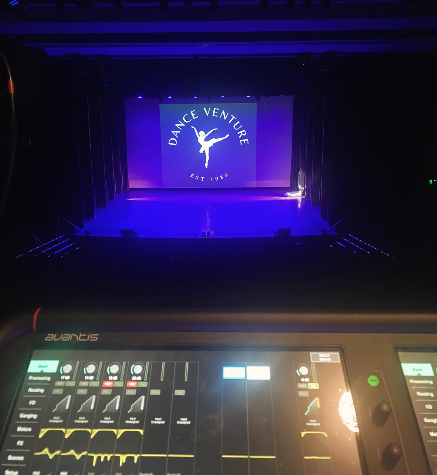 Almost there! Lighting all prepped one more big rehearsal on stage then show time! 🙌🏻❤️ #concerttime #bringiton #journeytooz
