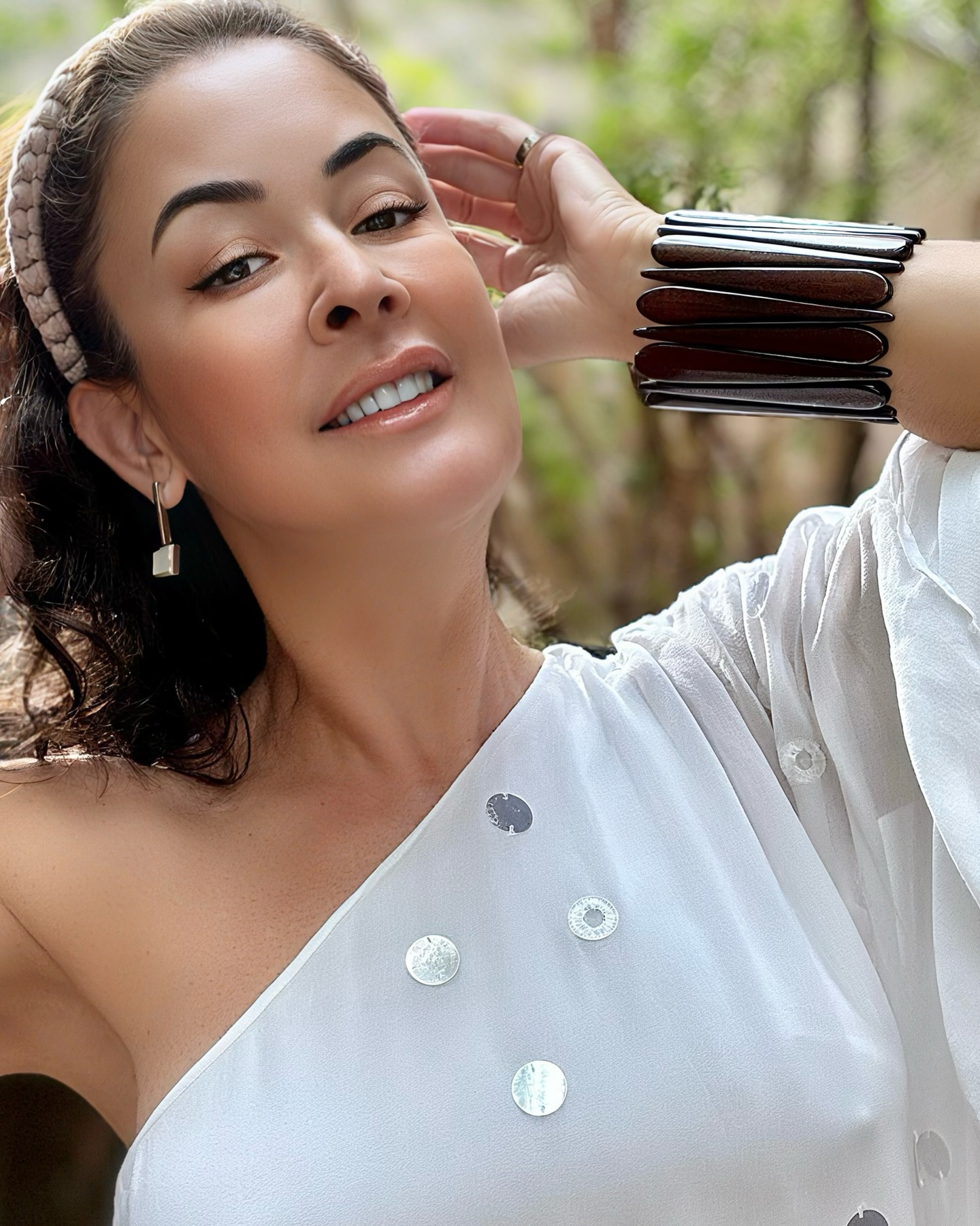 O bracelete em osso bovino reaproveitado marrom foi tingido com corante da canela.
Trabalho manual de excelência para quem se identifica com o luxo natural.
Para adquirir o seu acesse a nossa loja virtual e aproveite o FRETE GRÁTIS para compra de quaisquer produtos pronta entrega.
#luxosustentavel
#elegancianatural
#biojoiasexclusivas