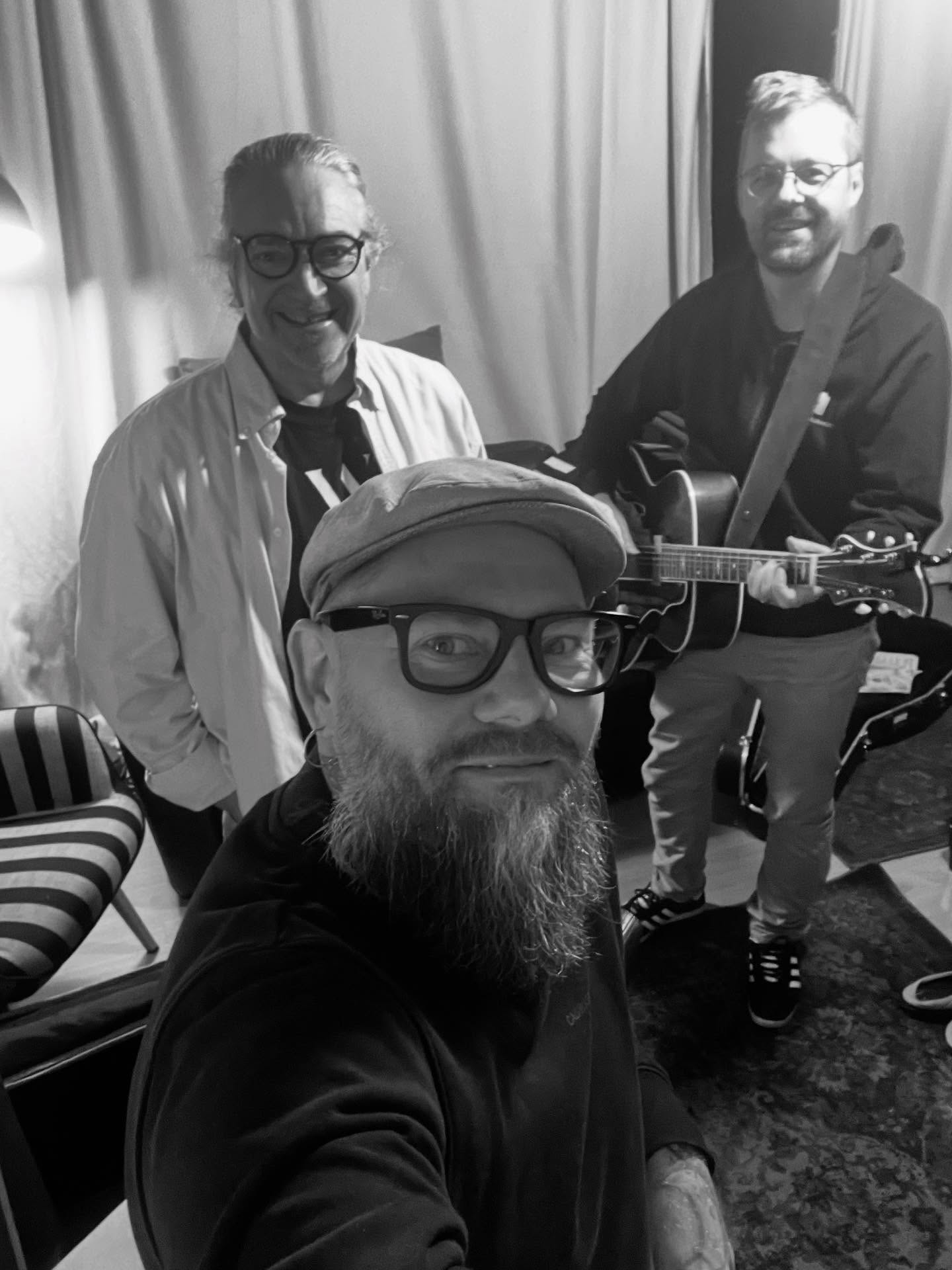 Olipahan mukava päivä tehdä joululauluja Villen ja Hanneksen kanssa. Kyllä meinaa tuli uskomattoman upeaa settiä.
#joululaulu #äänitykset #äänitysstudio #joulufiilistelyä