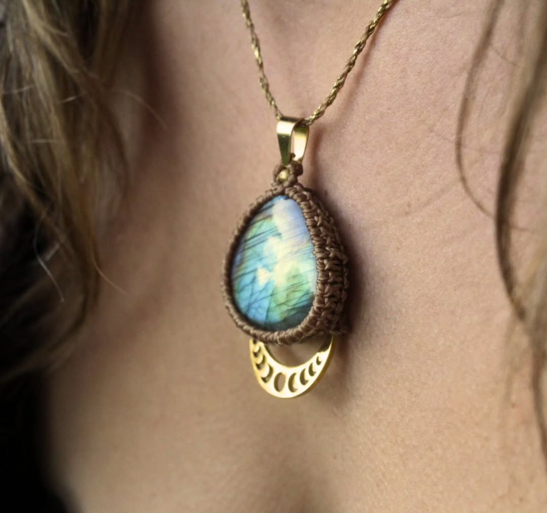 💙 Alerte beauté fatale 💙
Cette labradorite est juste INCROYABLE 😍
💎 Je sélectionne toujours mes pierres en fonction de l'émotion qu'elles font naître chez moi. Au-delà du fait qu'elles soient belles avec de beaux reflets, c'est vraiment l'émotion que je viens chercher, le petit pincement au cœur !
Et celle-ci je l'aime d'amour ❤️
👉 Et toi, si tu devais décrire cette pierre en un mot, lequel ce serait ?
#bijouxmacrame
#bijouxcolorés #pierrelabradorite #collierlabradorite #labradoriterefletsmulticolores #labradorite #pierresnaturelles #bijouxpierresnaturelles #collierpierrenaturelle #colliermacramé #collierlune #colliercoloré #energiepositive #creationartisanale #marchedenoël #marchedecreateur #marcheartisanal