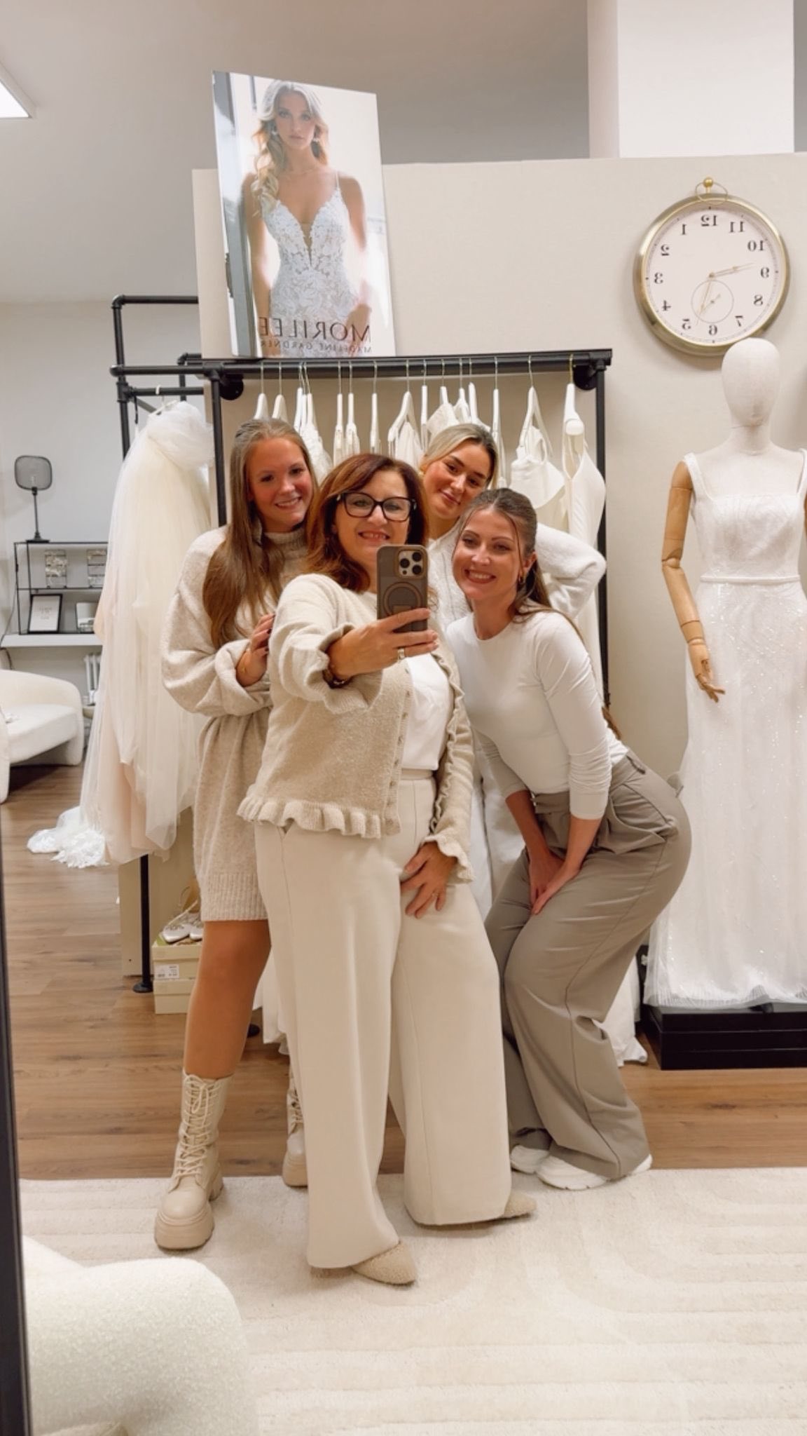 ✨ UNSER TEAM – mit Herz, Stil und ganz viel Leidenschaft
Wir sind nicht einfach ein Team – wir sind Frauen, die lieben, was wir tun. Mit viel Herz, Humor und einer guten Portion Feingefühl begleiten wir jede Braut auf ihrer Reise zum Traumkleid.
Und genau diese Mischung macht uns aus: Wärme, Kompetenz und ein Miteinander, das sich eher wie Freundschaft anfühlt.
Wir lachen viel, hören zu, beruhigen, motivieren – und freuen uns über jedes Strahlen, das wir miterleben dürfen.
Jede Braut ist einzigartig, und genau so behandeln wir sie auch.
Was uns wichtig ist:
🤍 echte Freude an dem, was wir tun
🤍 ein Blick für Details und Persönlichkeit
🤍 Teamgeist, der man sofort spürt
🤍 ein Ort, an dem du ankommst und dich einfach wohlfühlst
Hier entstehen Herzensmomente. Hier dürfen Träume beginnen.
Und vielleicht ist dein Traumkleid schon näher, als du denkst.
📞 Schreib uns für freie Termine & alle Fragen – wir sind für dich da!
📩 Buche deinen Anprobetermin & erlebe uns live!
🤍 Markiere eine Bride-to-be, die uns kennenlernen möchte.
🤍Folge uns für mehr Inspiration.
Euer Puntosposa-Team
Kira, Lena, Larissa & Maria 🤍
#bridetobe #brautmode #brautglück #bridalteam #hochzeit2026planen
#sayyestothedress #weddingdressshopping #brautboutique
#weddingvibes #teambride #hochzeitsinspiration #bridalstore #teamgeist #bestteam #puntosposa #saarbücken #brautmodesaarland #luxenburg #triersaarburg #neunkirchen #zweibrücken