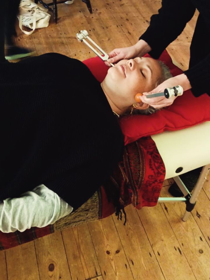 Using Tuning Forks for Healing Outcomes - Day 1 - DONE! ✅
A beautiful sunny day in Medmenham with lovely attendees 🙏🙌 working on specific protocols for vagus nerve reset, sinus congestion, tinnitus and lymphatic drainage.
Looking forward to Day 2 on 24th January, which includes protocols for arthritis, respiratory muscle strain, acute & chronic injuries and fibromyalgia.
#soundhealing #soundtherapy #tuningforks