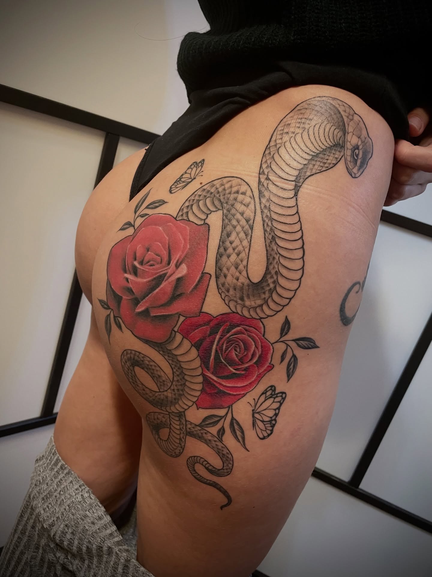 Abgeheiltes von Faki 🌹🐍
Verfügbare Termine erst ab 2026 wieder! Bookings Open🫶🏼
.
.
.
.
.
#tattoo #ink #inked #tattoos #tattooed #tattoostudio #piercing #pierced #piercings #piercing2me #piercingstudio #piercinglover #piercingaddict #bellypiercing #regensburg #regensburgcity #regensburgliebe #regensburgregional #uniregensburg #regensburggermany #regensburglife #regensburgtattoo #regensburgguide